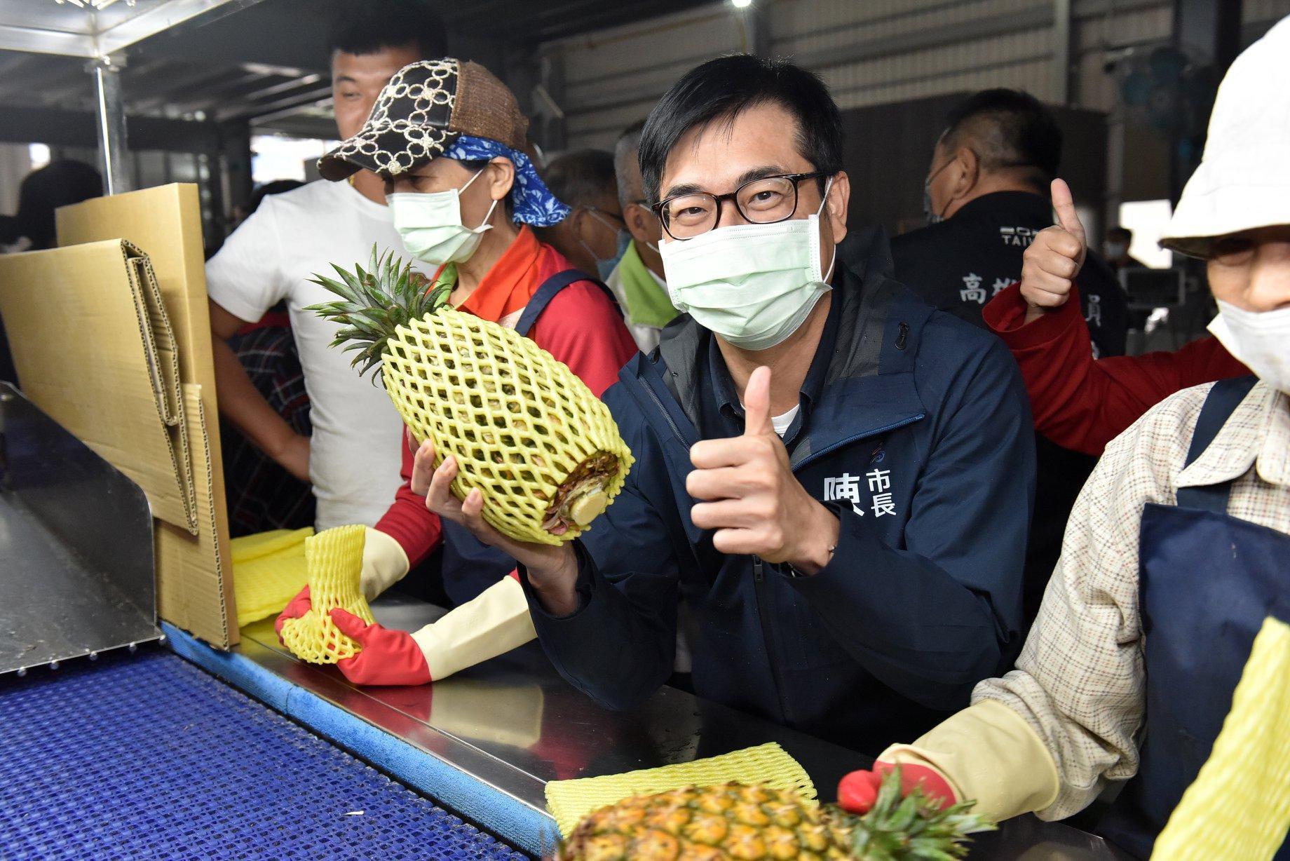 陳其邁承諾市府會跟農民站在一起,幫最好吃的高雄金鑽鳳梨打開市場。(翻攝自陳其邁 Chen Chi-Mai臉書)