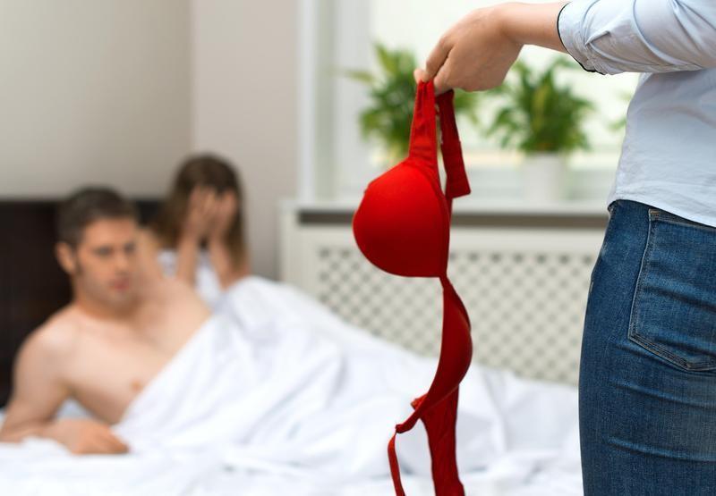 一名男子認為好友和老婆偷吃,怒拿斧頭攻擊好友。(示意圖,圖非當事人.東方IC)