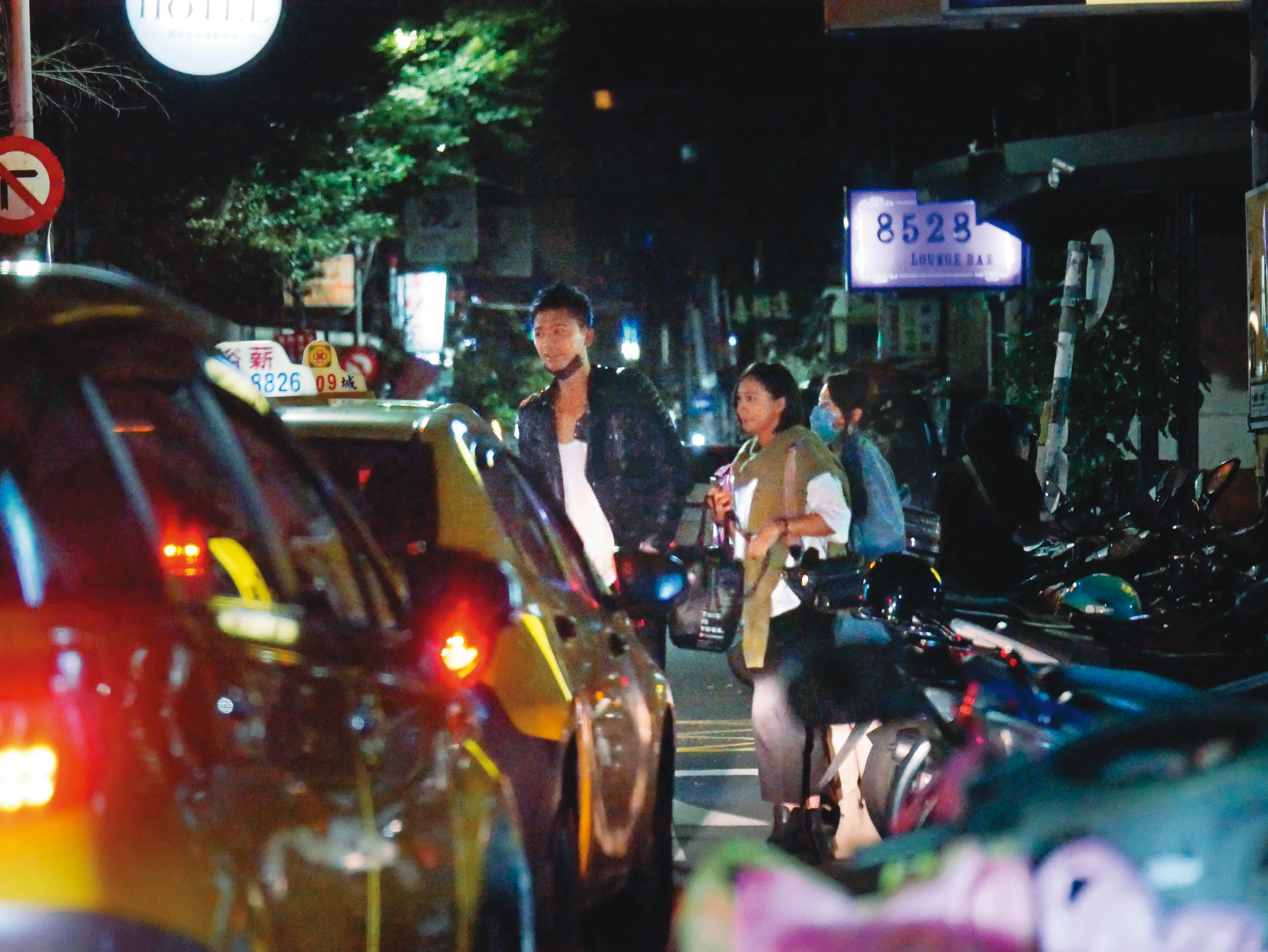 蘇見信的異性緣一向不錯，身邊總有女性陪玩，而且玩的方法相當多元。