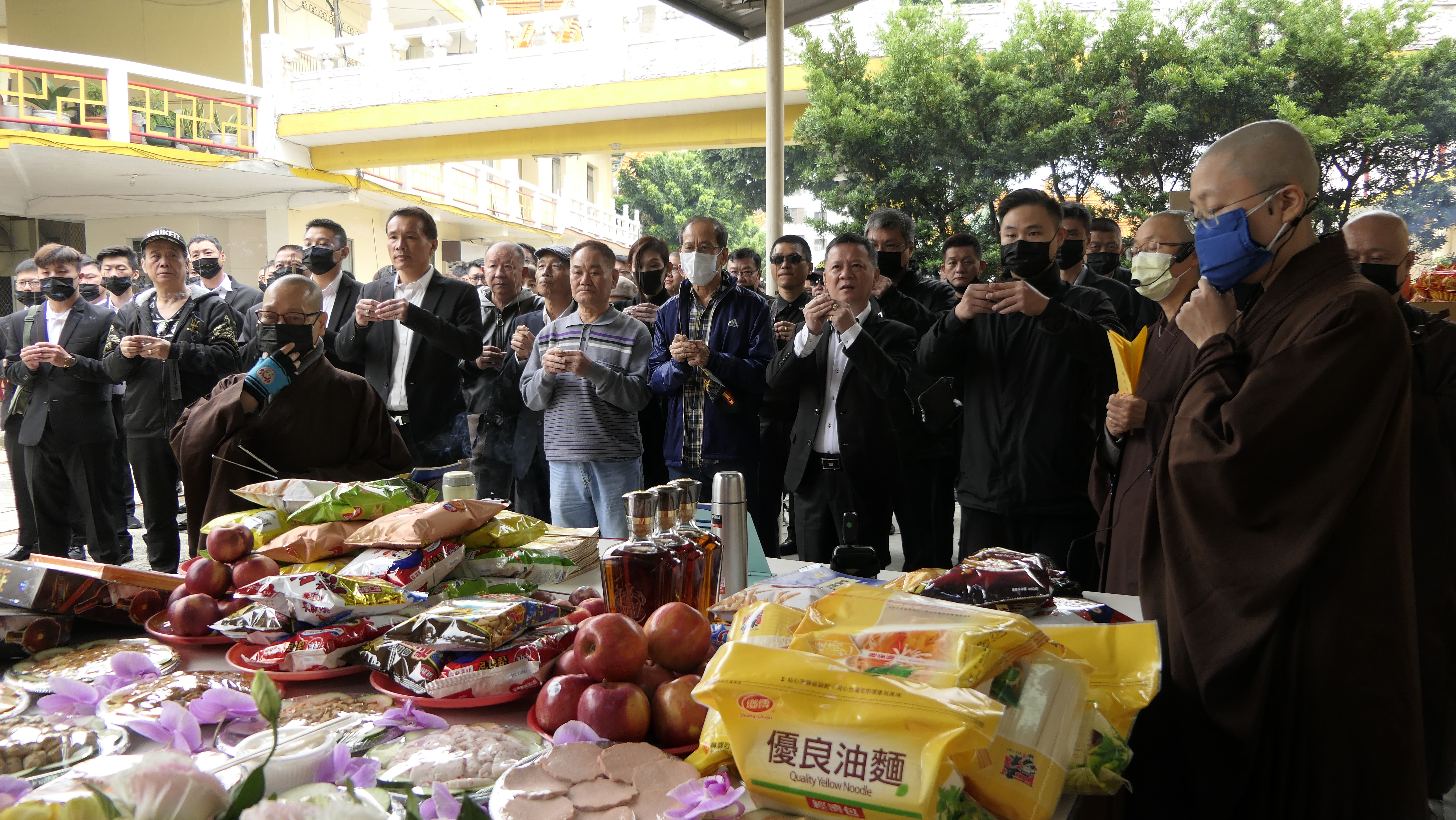 幫眾隨著法師焚香祝禱,祈求他們心中的 「劉哥」收到祝福。(讀者提供)