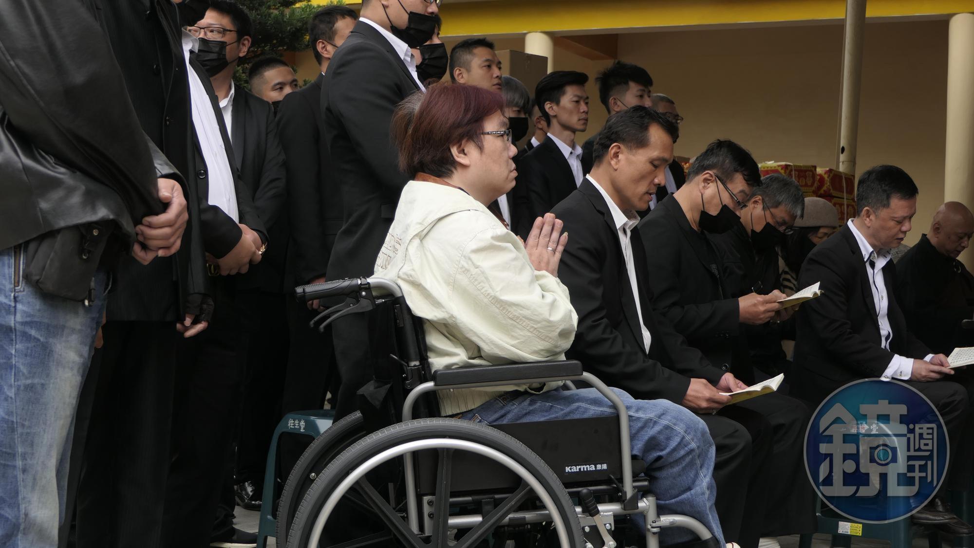 幫眾誦經迴向給劉煥榮，並向他報告幫會現況和未來走向。（讀者提供）