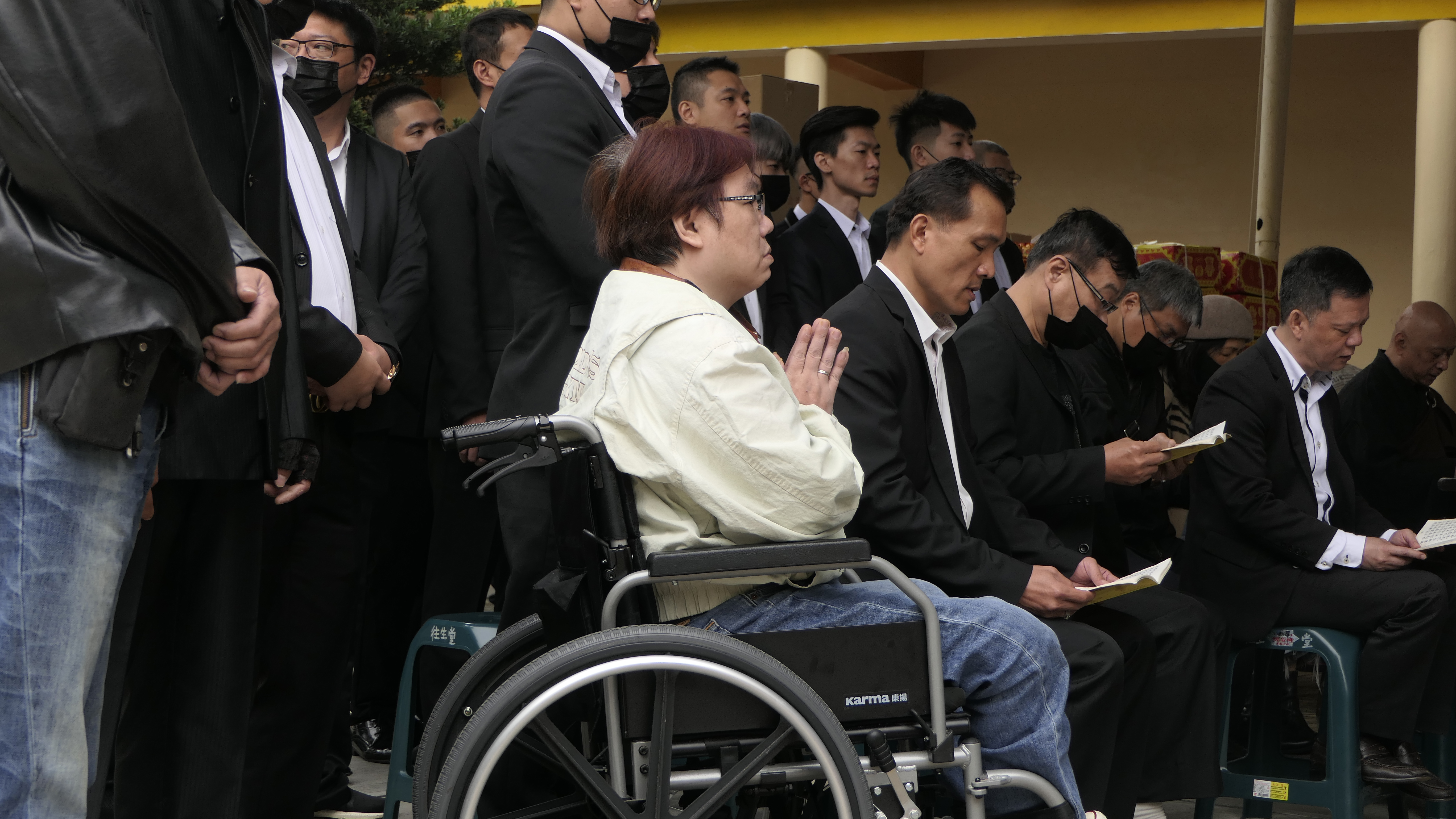 幫眾誦經迴向給劉煥榮,並向他報告幫會現況和未來走向。(讀者提供)