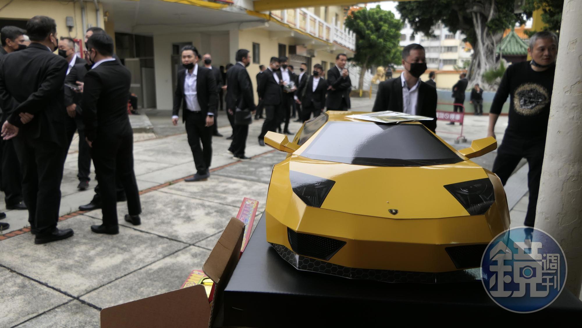 劉的小弟請廠商精心打造一輛藍寶堅尼紙紮跑車，於儀式結束後焚燒給劉煥榮。（讀者提供）