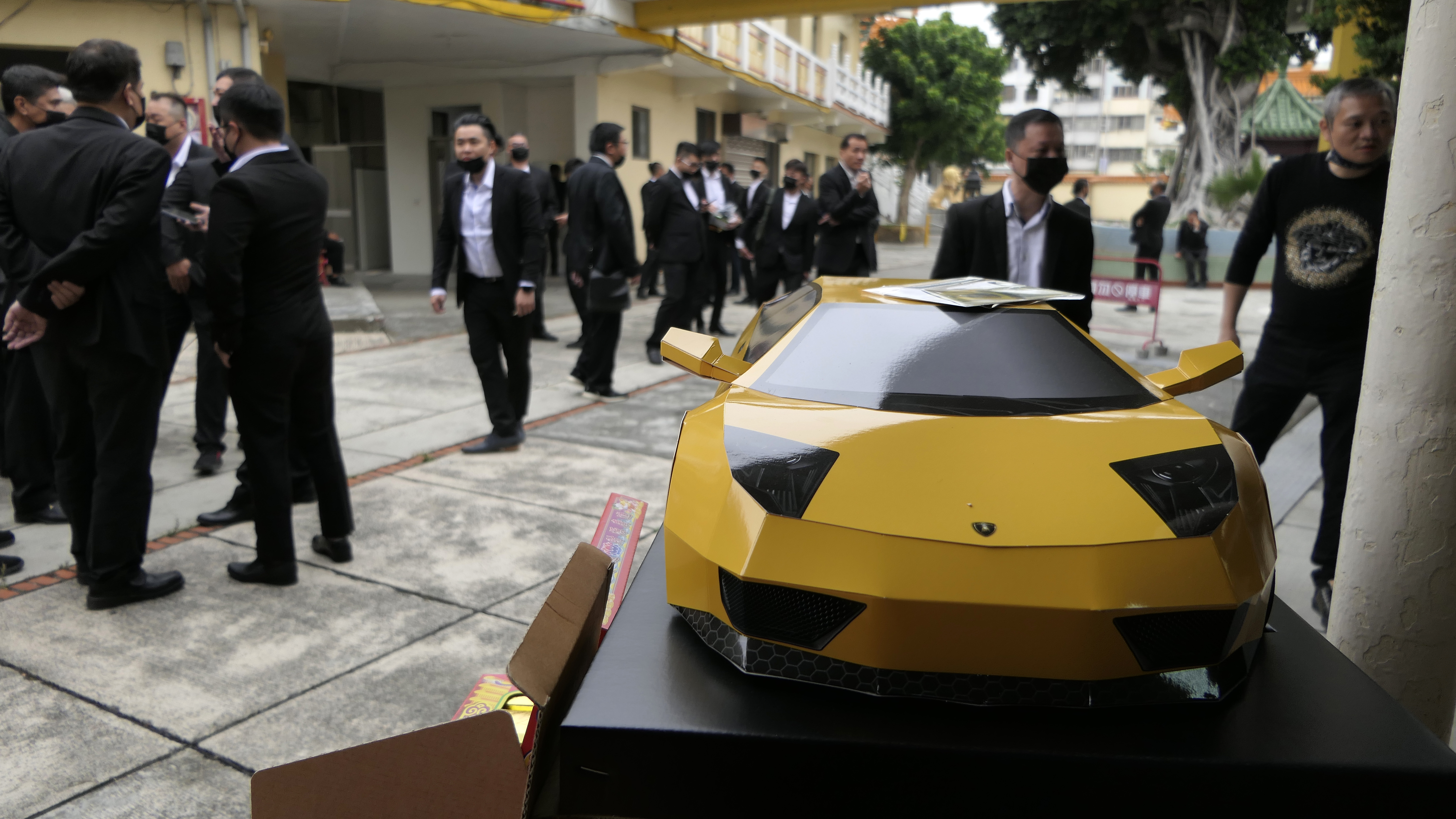 劉的小弟請廠商精心打造一輛藍寶堅尼紙紮跑車,於儀式結束後焚燒給劉煥榮。(讀者提供)