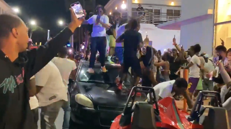 邁阿密海灘春假湧入大批人群，引發防疫以及治安問題。（翻攝自推特@fox_sheldon）