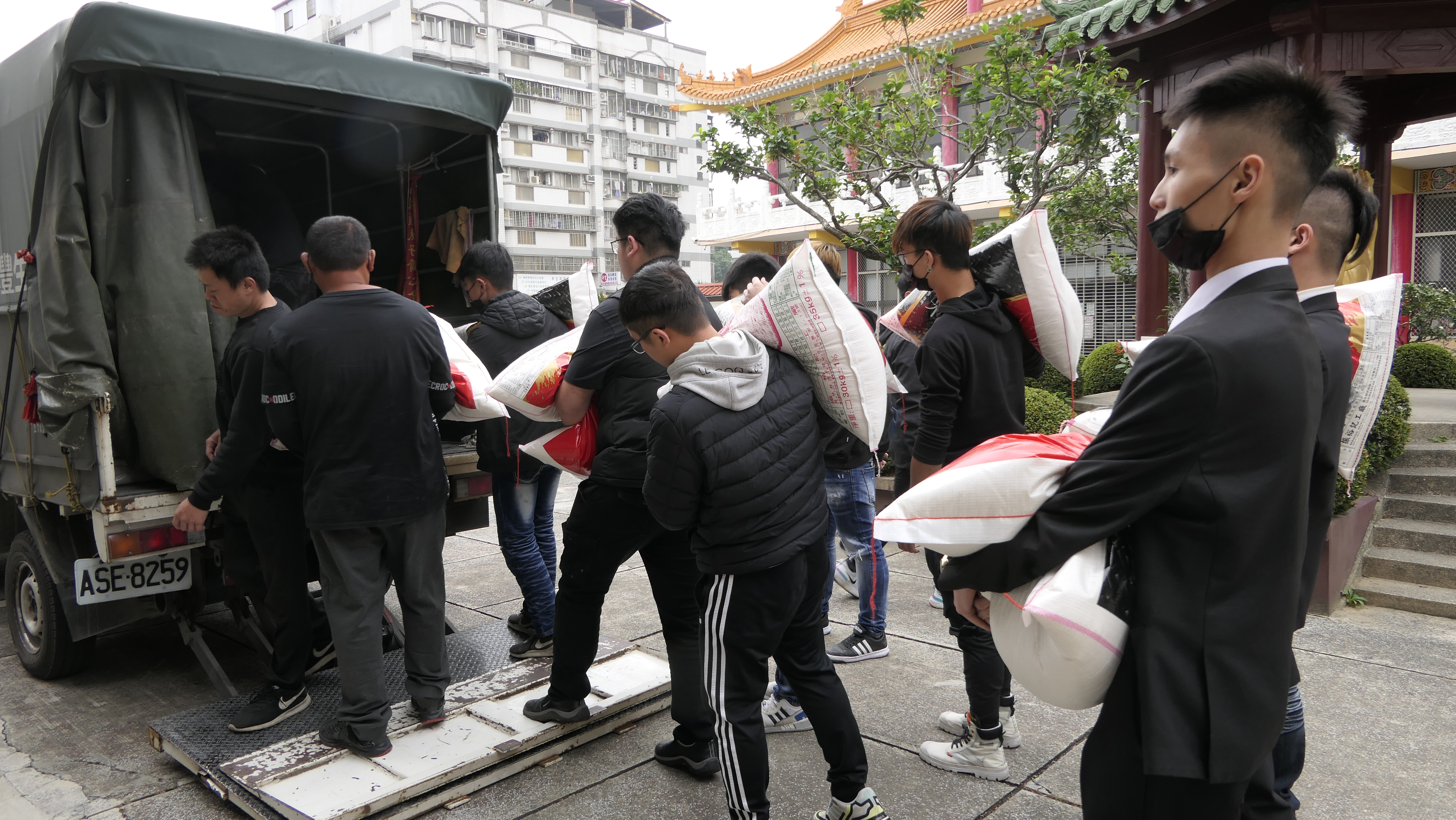 幫眾們以劉煥榮的名義捐贈700多公斤白米給台中的育幼院,並承諾未來還會再捐贈。(讀者提供)
