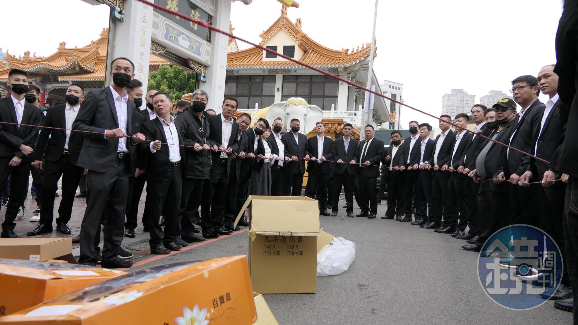 結束追思會前，幫眾為劉煥榮焚燒金紙。（讀者提供）