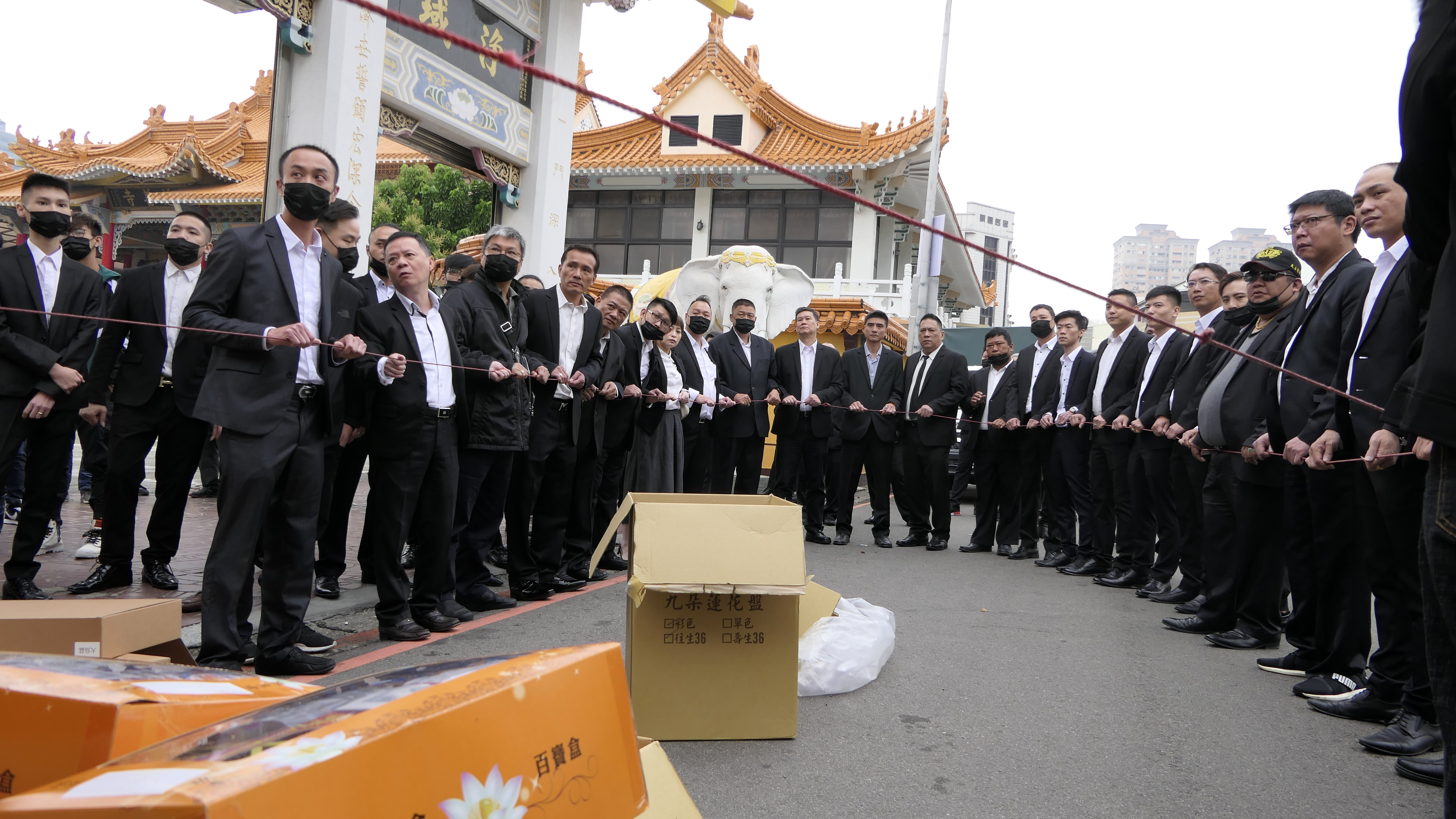 結束追思會前,幫眾為劉煥榮焚燒金紙。(讀者提供)