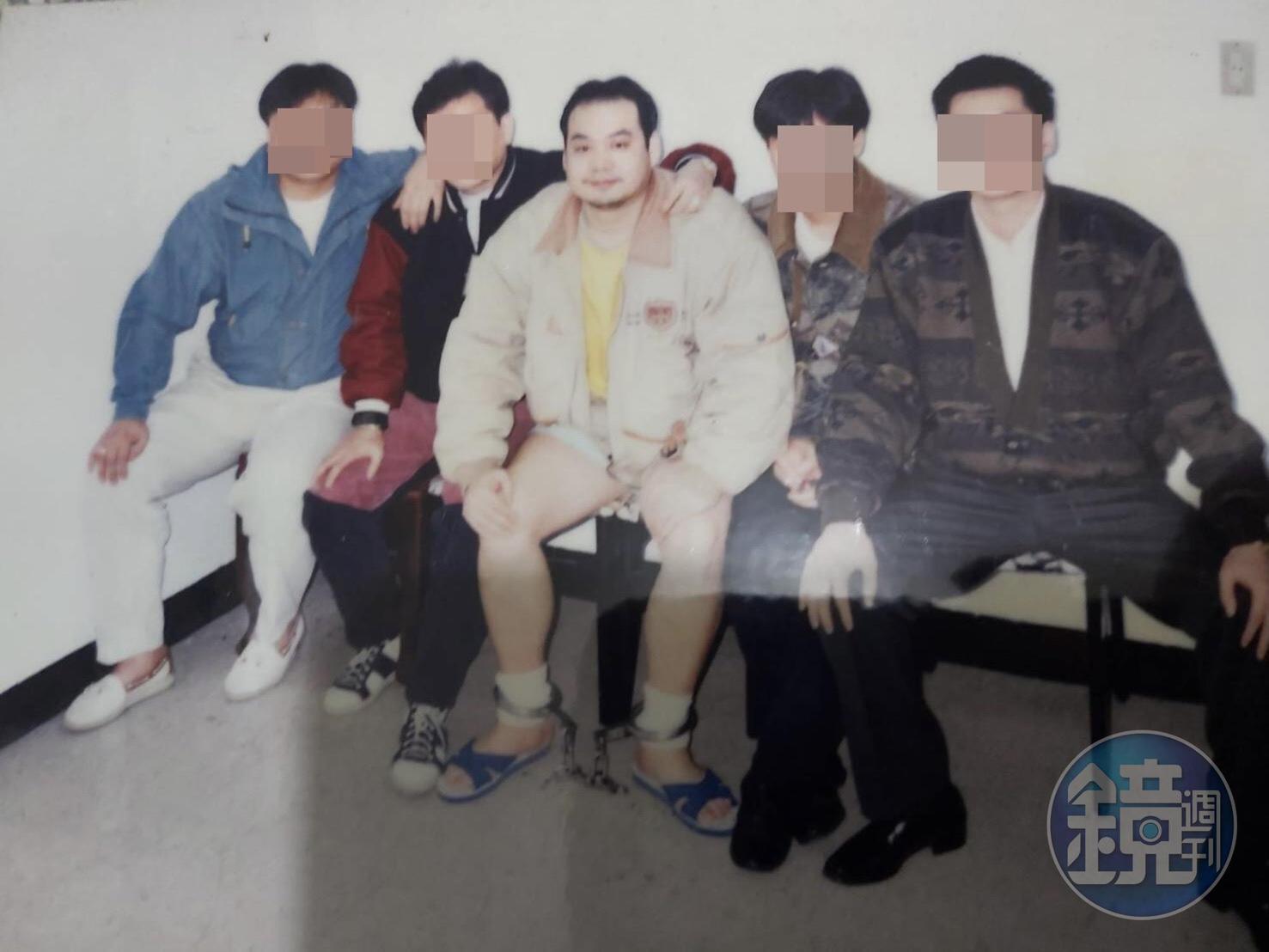 友人前往探視在監所中的劉煥榮(中),並留下合影。(讀者提供)