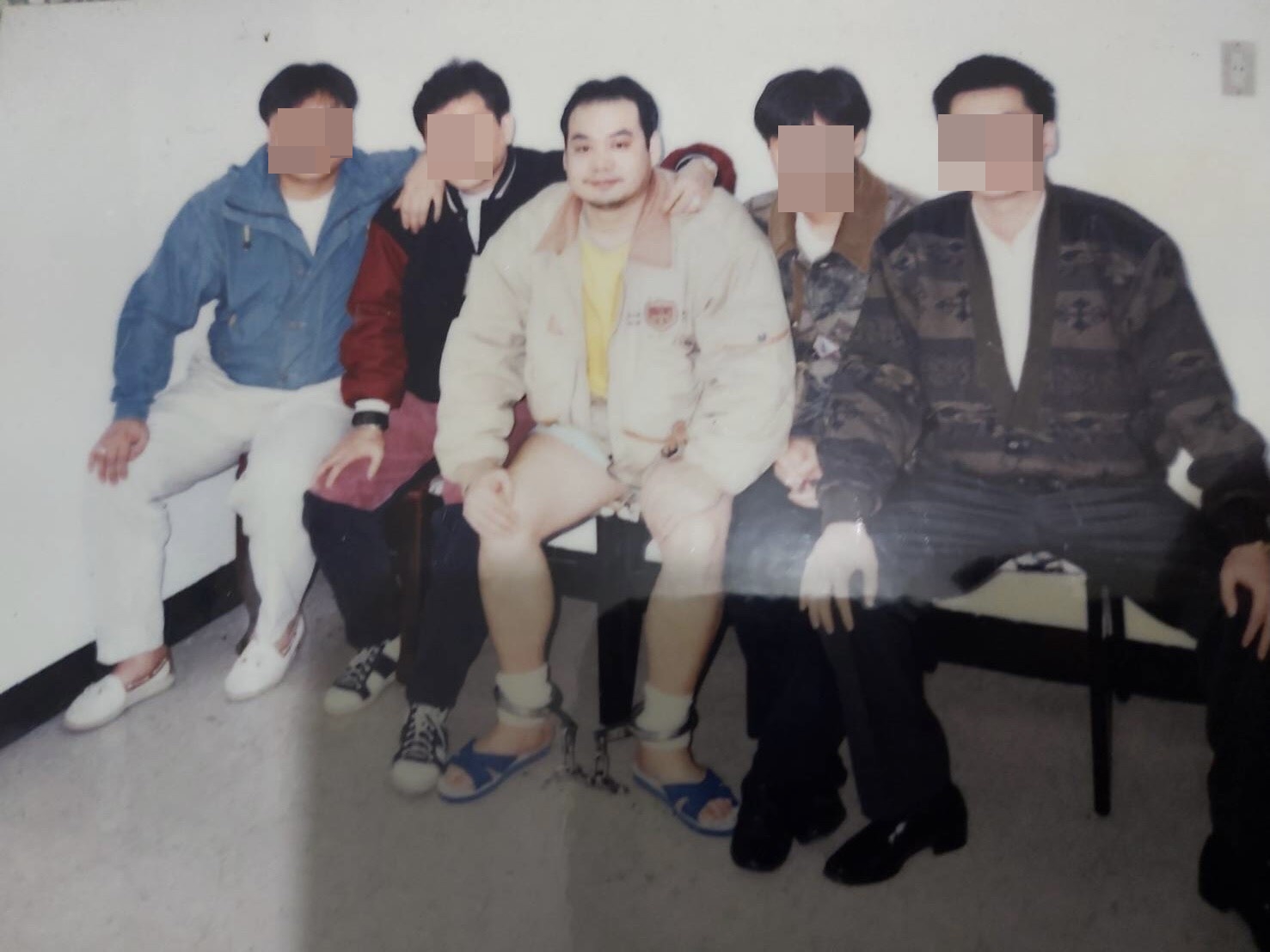 友人前往探視在監所中的劉煥榮(中),並留下合影。(讀者提供)