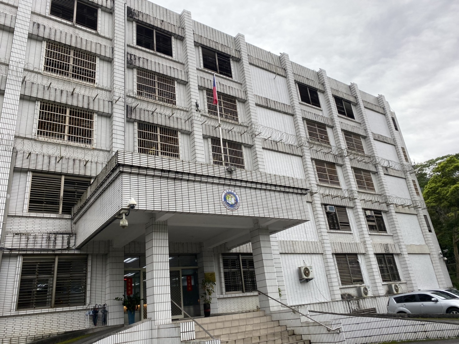 移民署結合慈濟大愛感恩科技，贈送環保毛毯給收容人。（移民署提供）