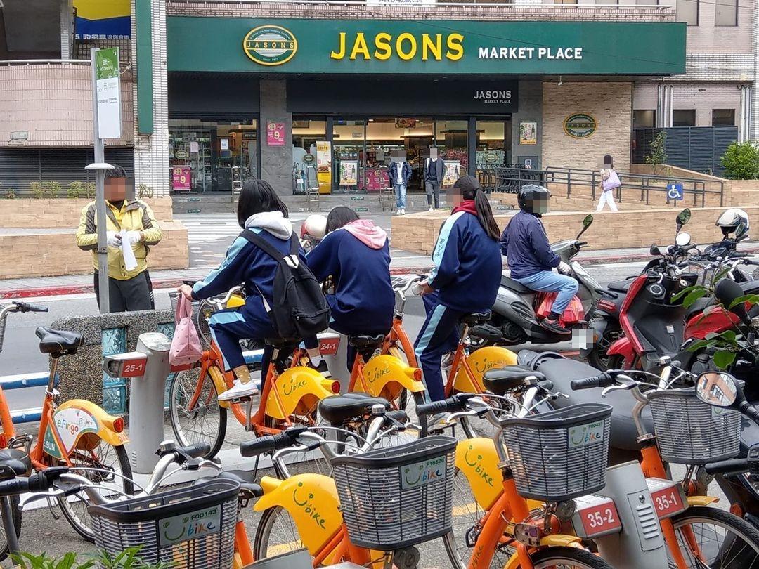 3名女國中生空踩著YouBike,被經過民眾拍下上傳至臉書社團,引發網友熱議。(翻攝自路上觀察學院臉書粉專)