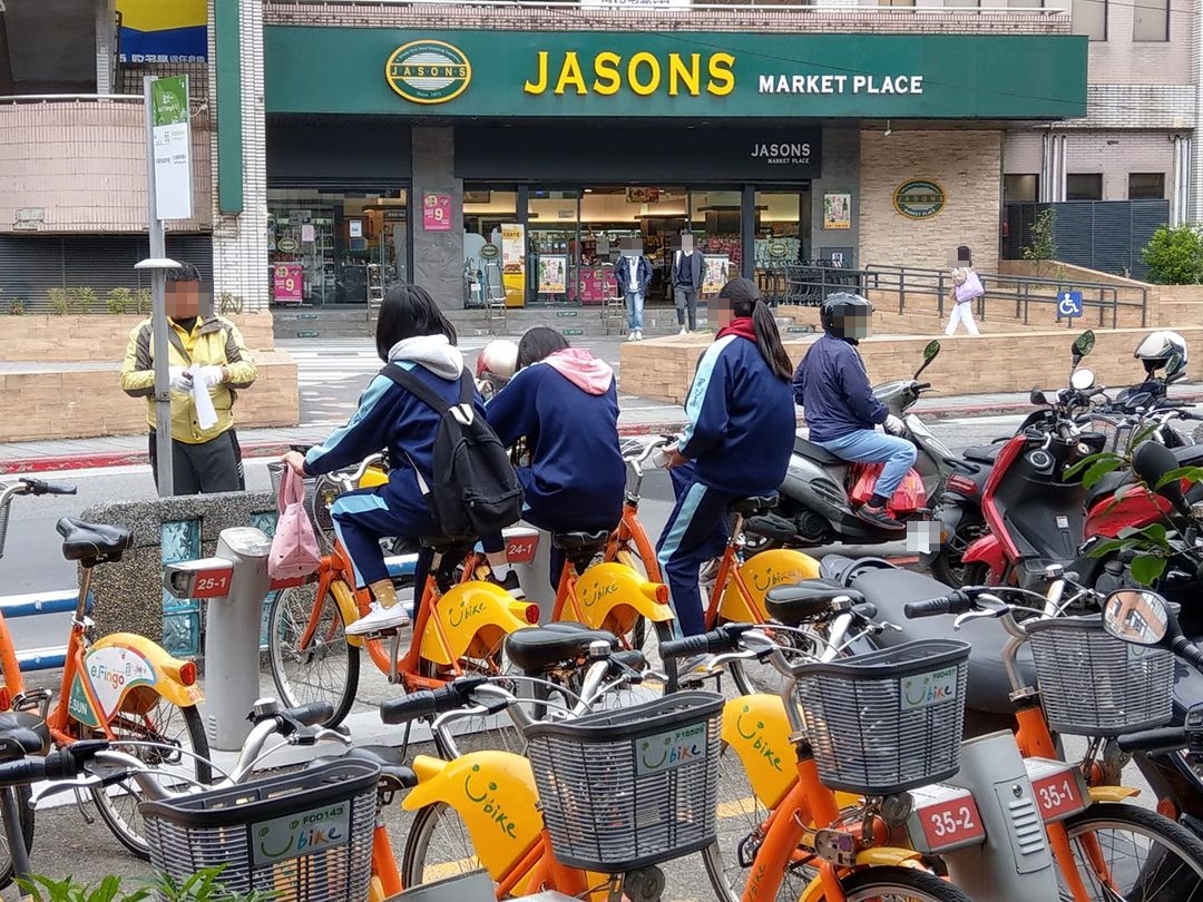 3名女國中生空踩著YouBike，被經過民眾拍下上傳至臉書社團，引發網友熱議。（翻攝自路上觀察學院臉書粉專）