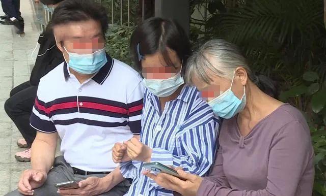 經過搶救的小麗，智力變成1歲幼兒，連父母都認不得。（翻攝自搜狐網）
