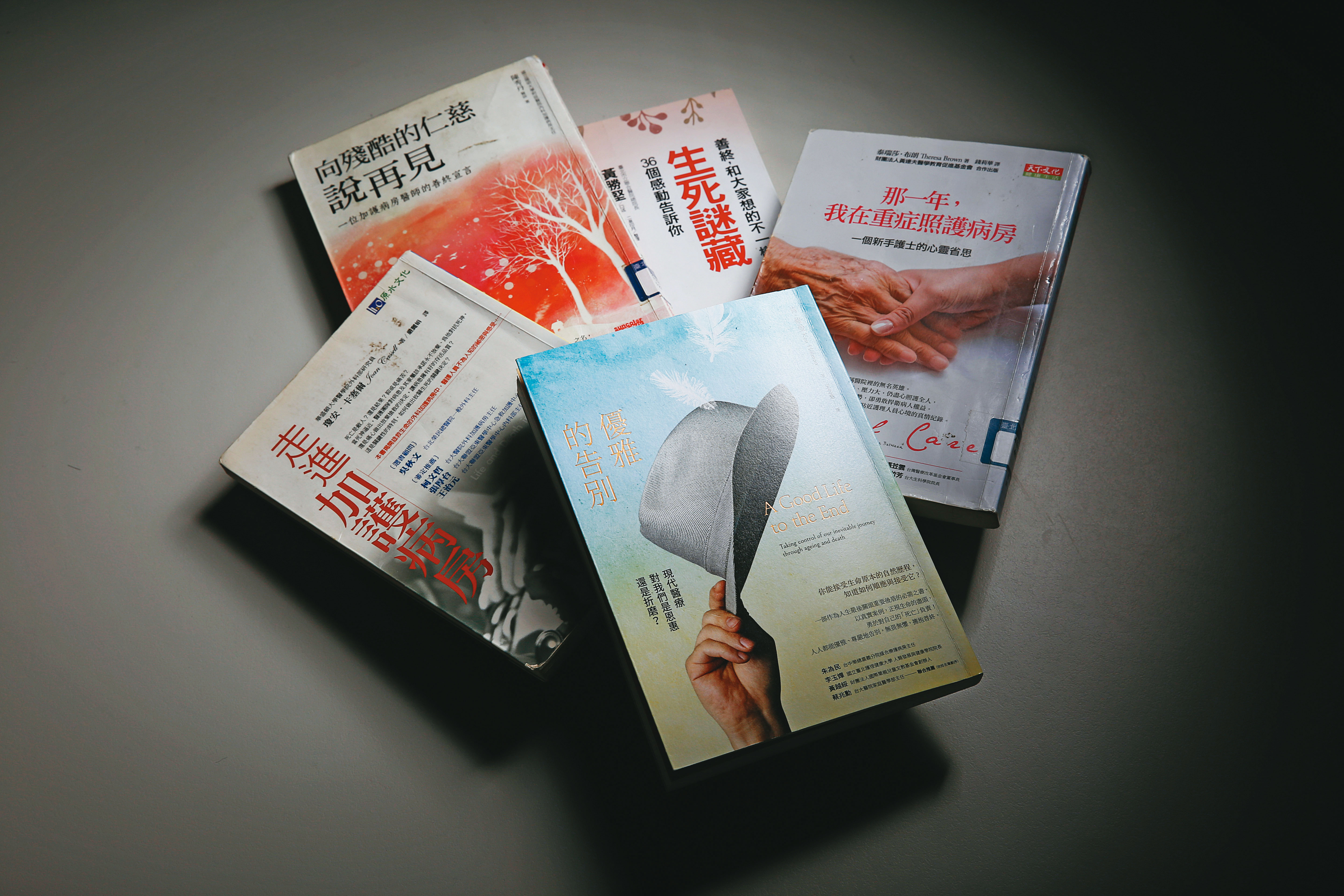 越來越多資深醫者寫下在加護病房照顧重症病人的經歷,反省某些醫療對病人到底是恩惠、還是折磨?(楊彩成攝)
