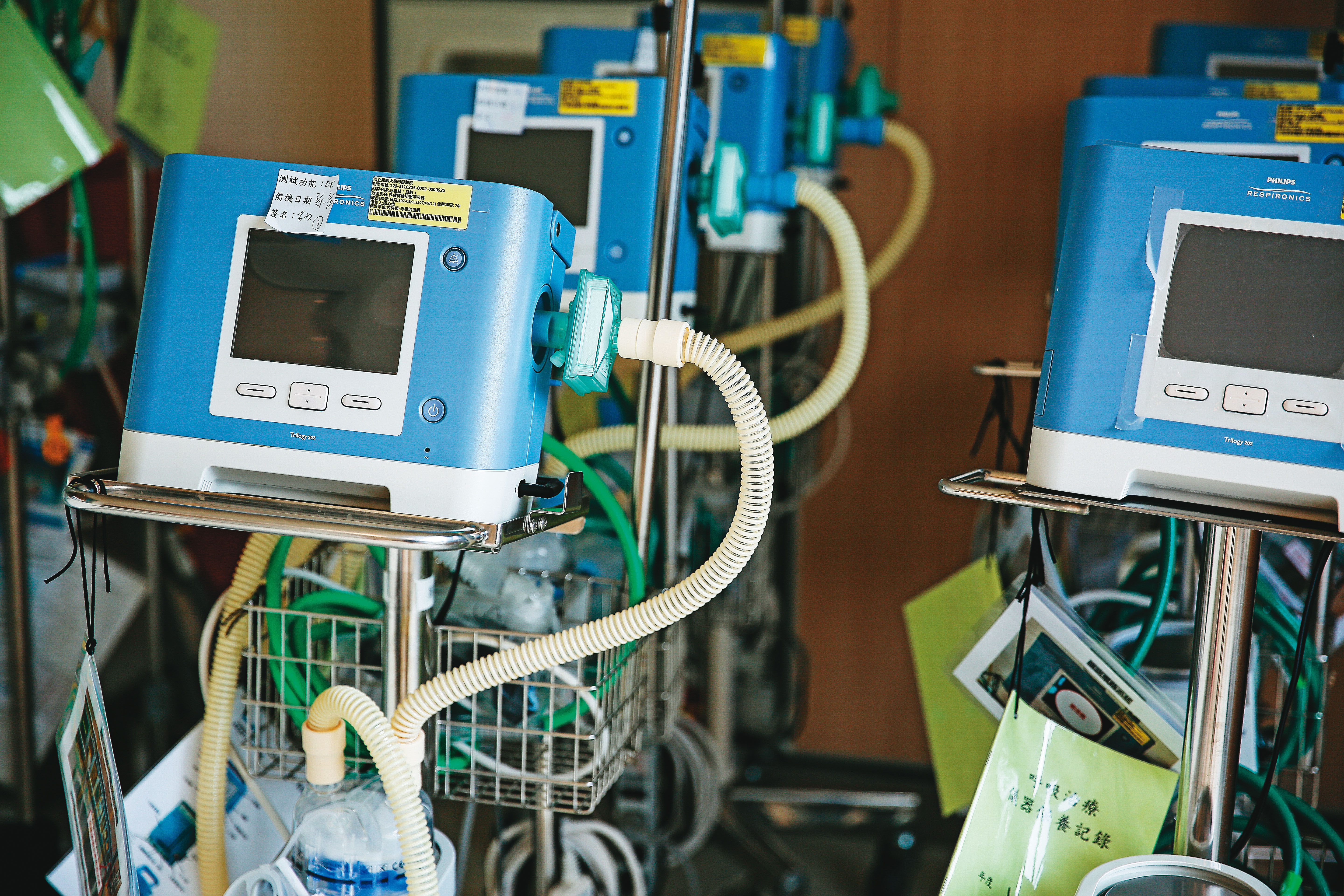 目前健保給付亞急性呼吸照護病房費，依醫院層級不同，21天以下，每天約9,200至10,140元；42天以上建議轉慢性呼吸照護病房；90天以上不再限制天數，每月健保需給付約10萬多元。