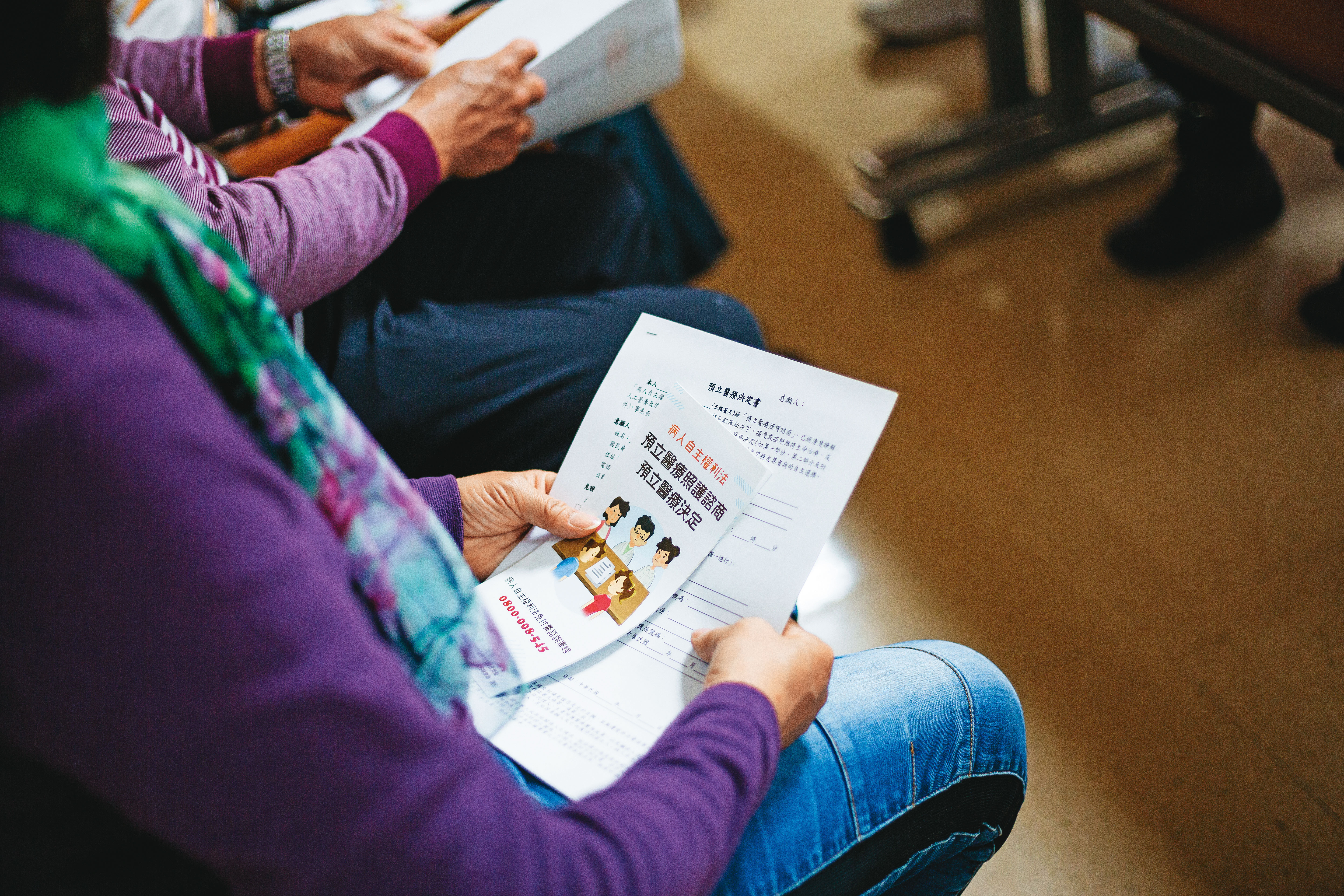 末期患者送醫急救,往往按醫療常規進行,一般人未來若不想接受維生醫療,就該趁健康時,跟家人表達意願或到醫院參加諮商,預立醫囑。