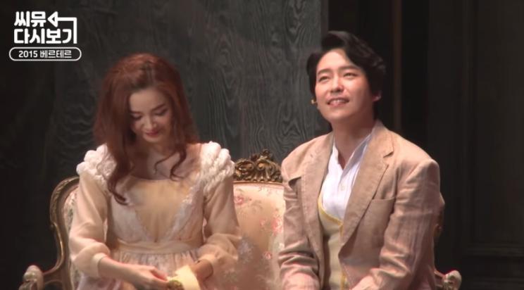 嚴基俊（右）曾和田美都同台演出音樂劇，嗓音低沉別具魅力。（翻攝自YouTube畫面）