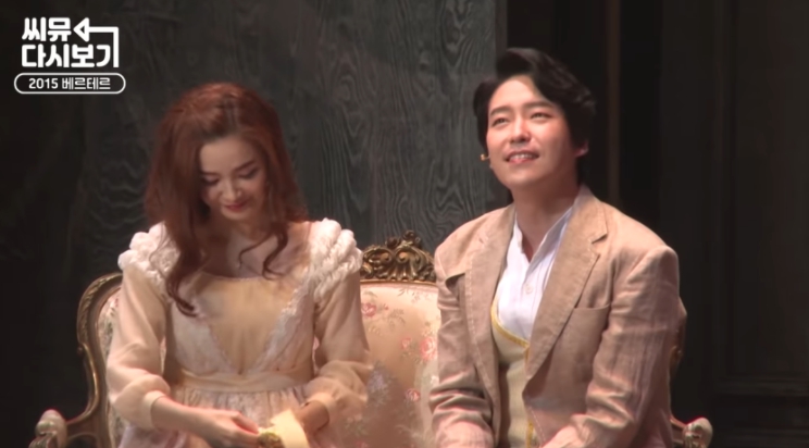嚴基俊(右)曾和田美都同台演出音樂劇,嗓音低沉別具魅力。(翻攝自YouTube畫面)