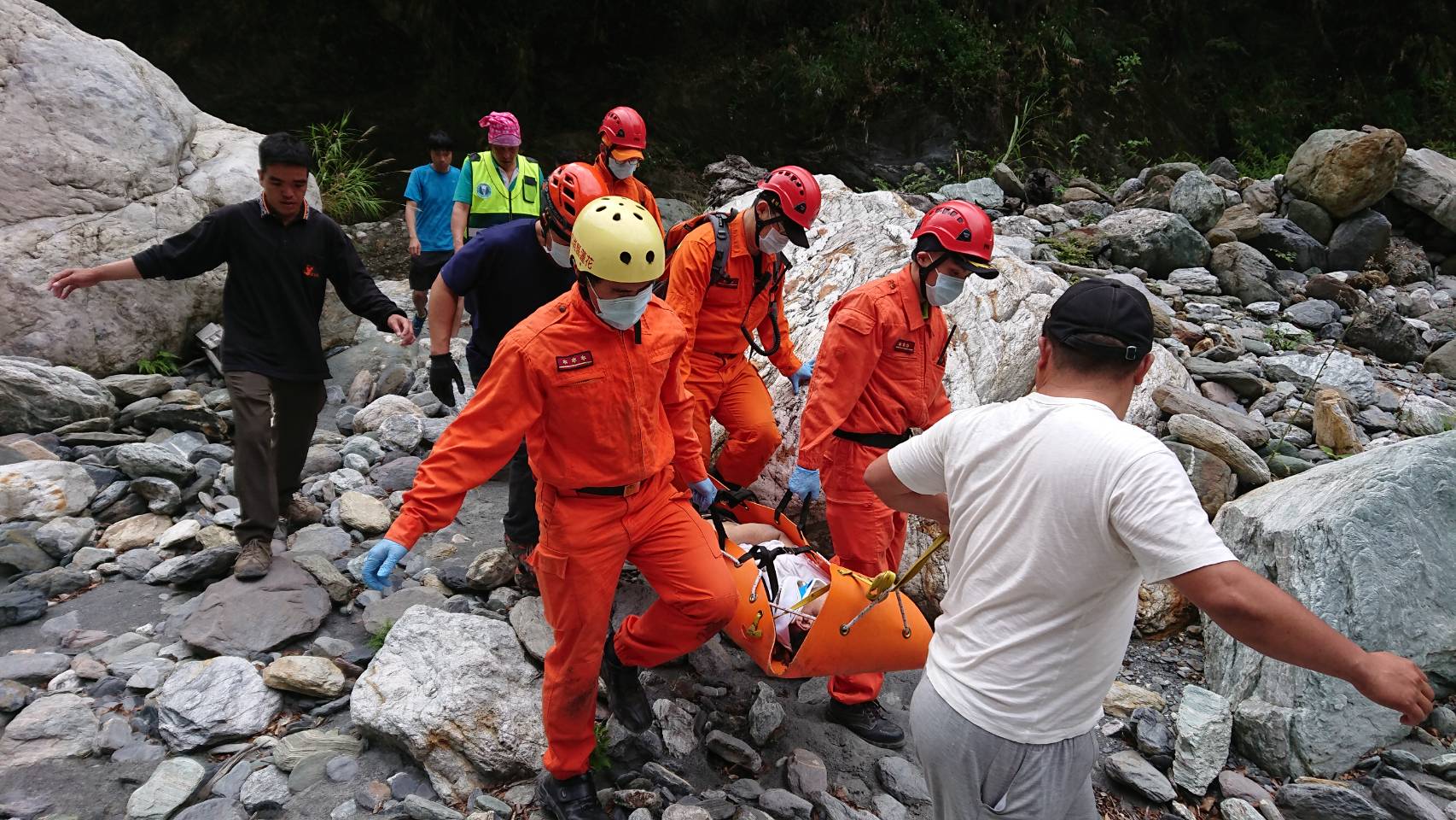 受疫情影響，往山林綠野的遊客激增，意外事故隨之增加。（翻攝自花蓮縣消防局救災救護第一大隊 臉書）