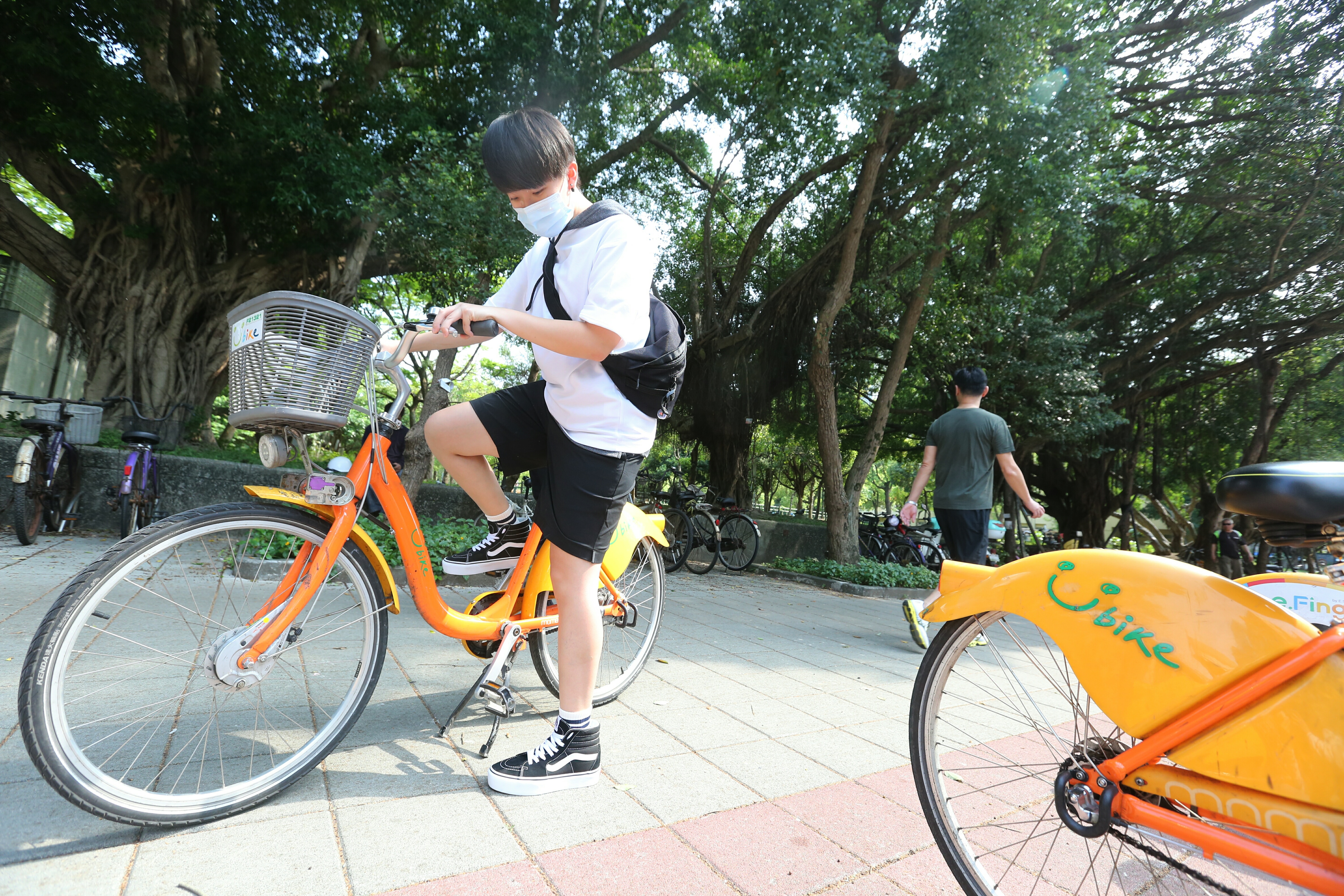 假日休閒騎乘自行車很愜意，但若酒駕發生事故，意外險不賠。