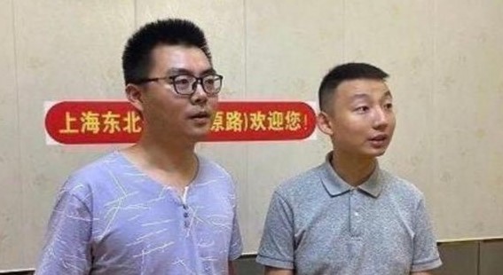 2020年4月,被確診罹患肝癌的姚策(右)與郭威(左)首度相見。(翻攝自微博)