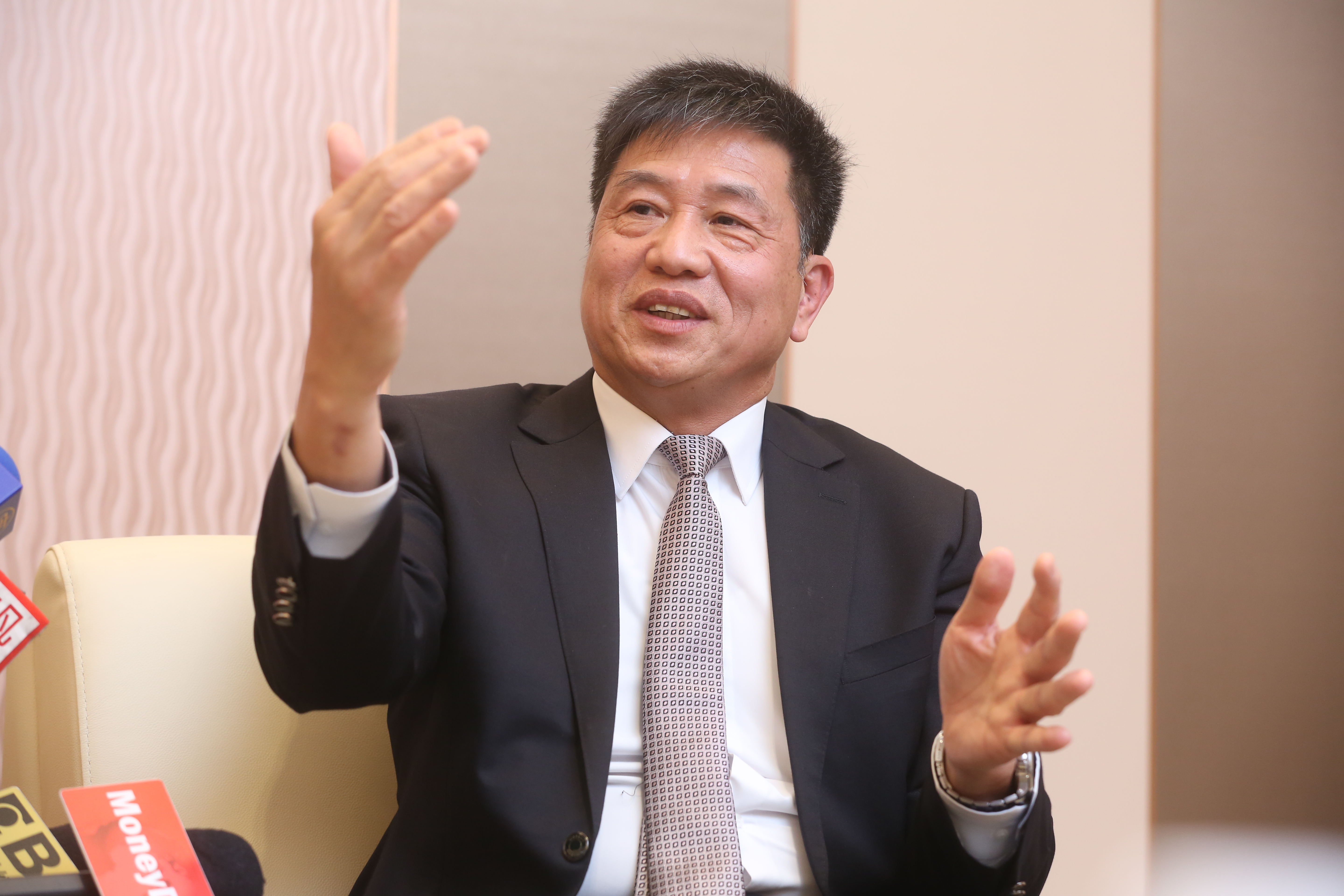 友達董事長彭双浪認為，「車廠缺的不是面板，反而是IC晶片。」