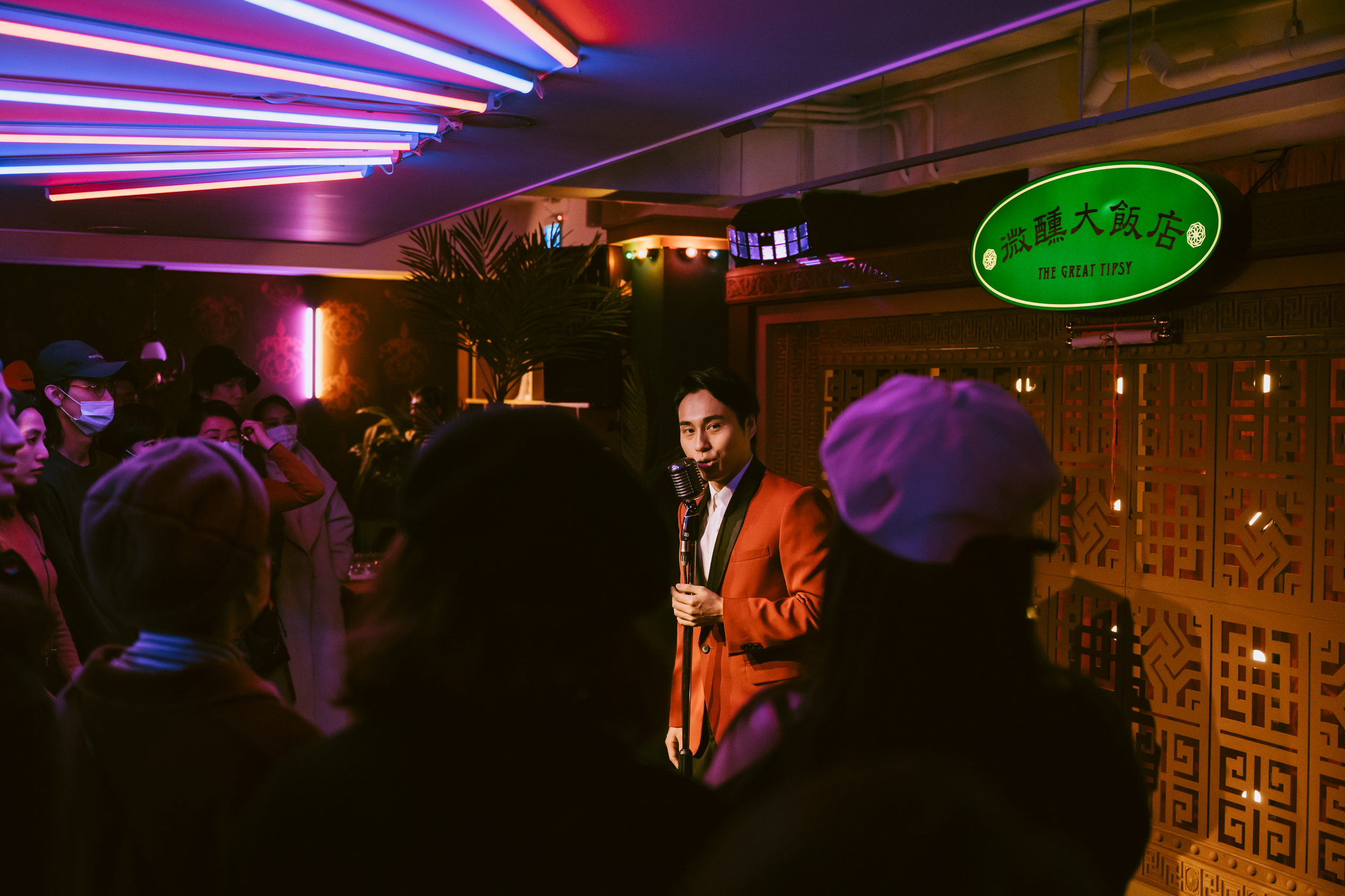 沉浸式體驗作品《微醺大飯店：1980s》邀民眾回到過去，與劇中角色共度神祕夜晚。（驚喜製造提供）