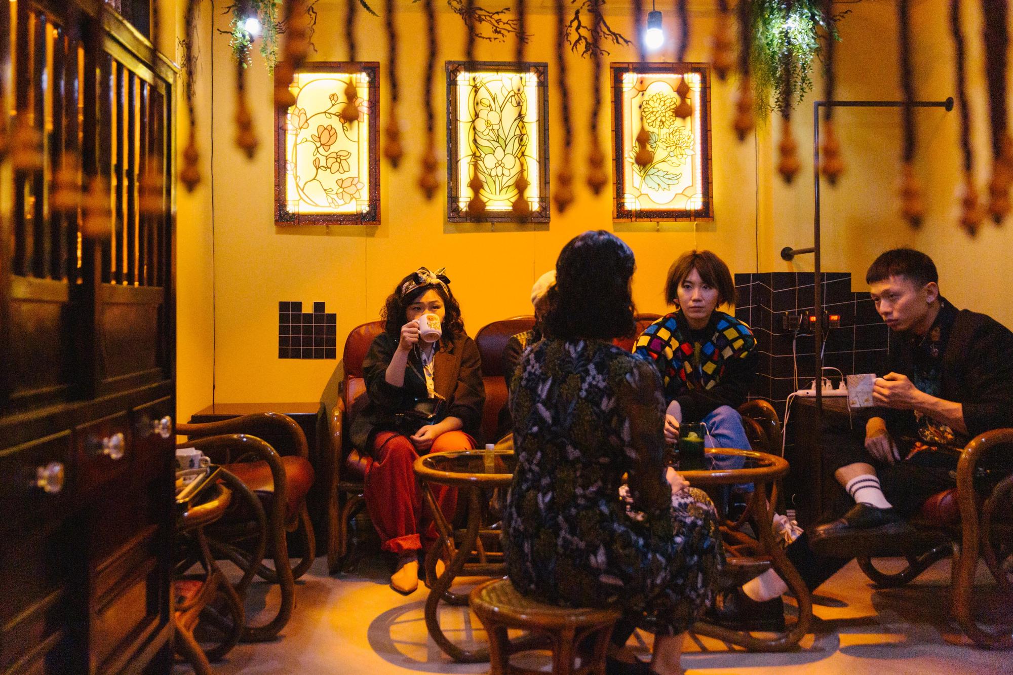 《微醺大飯店：1980s》共有7個角色、3條故事線，依編組不同，看到的故事結局也不一樣。 （驚喜製造提供）