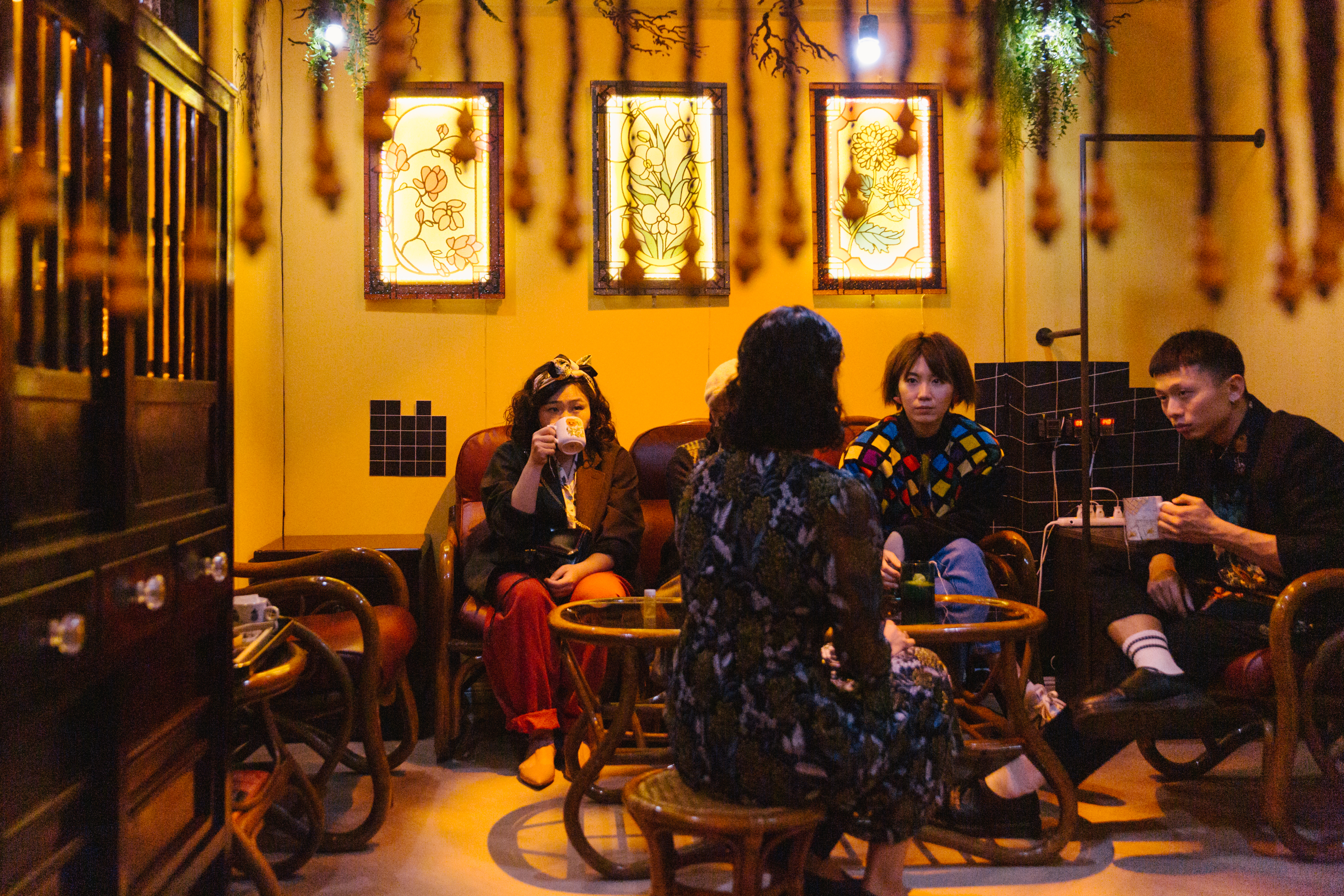 《微醺大飯店：1980s》共有7個角色、3條故事線，依編組不同，看到的故事結局也不一樣。 （驚喜製造提供）