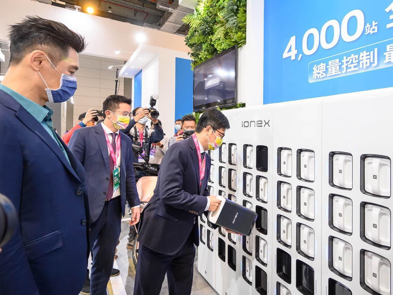 高雄市長陳其邁親臨智慧城市展光陽攤位，體驗全新IONEX 3.0的換電服務。