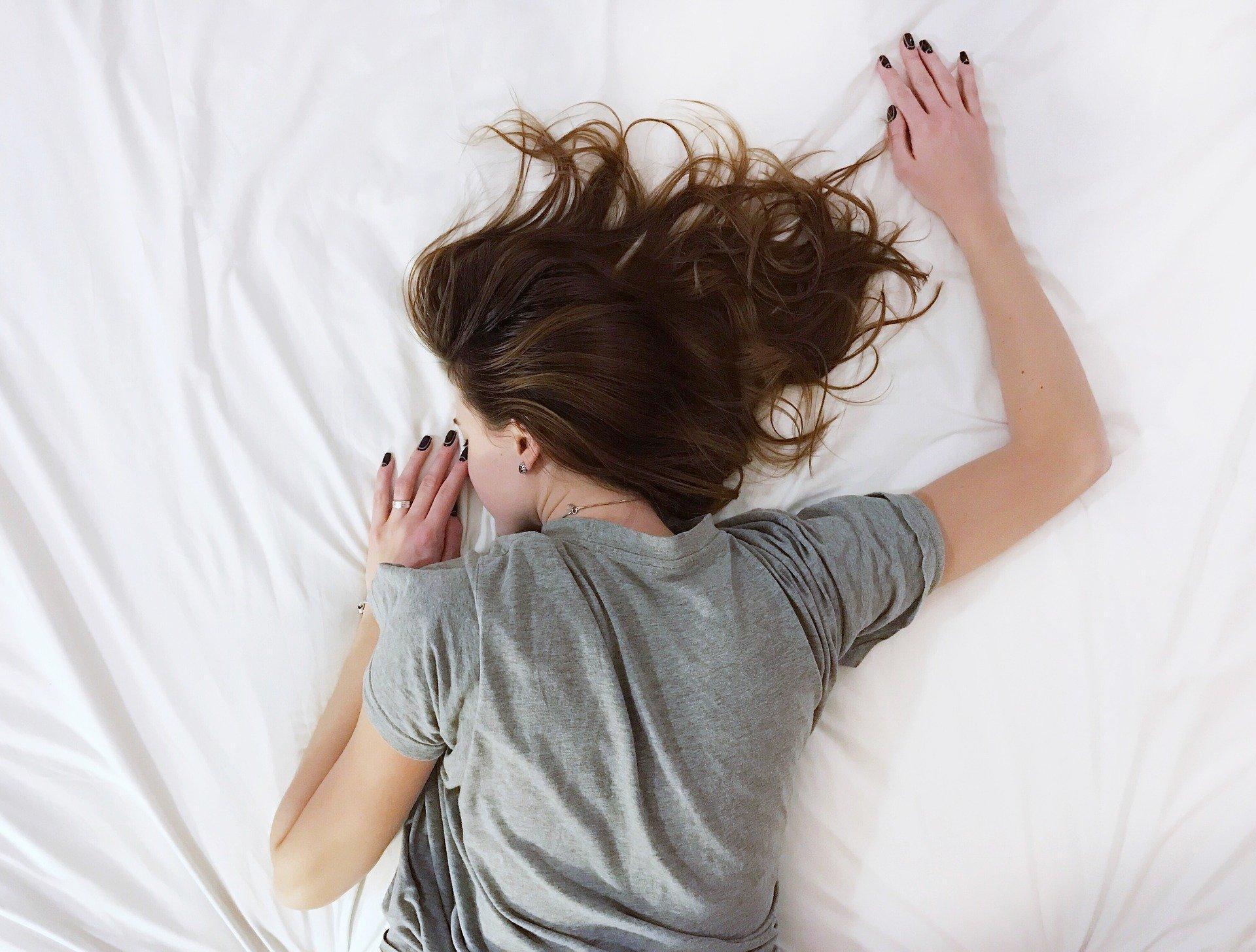 一名男子對同居女友女兒摸胸還偷拍。示意圖，非當事人。（翻攝自pixabay）