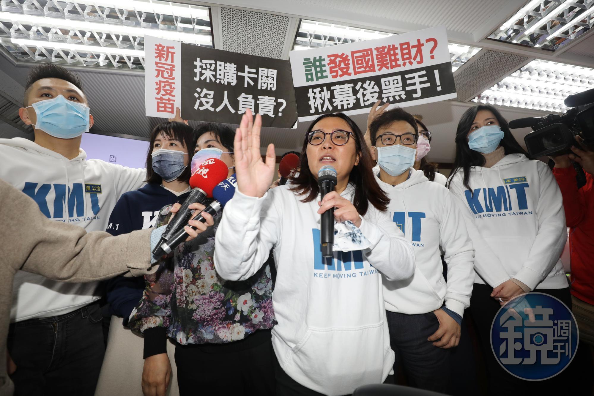 陳玉珍(中)18日突襲式通過成立「疫苗採購調閱小組」,引起民進黨不滿。(本刊資料照)