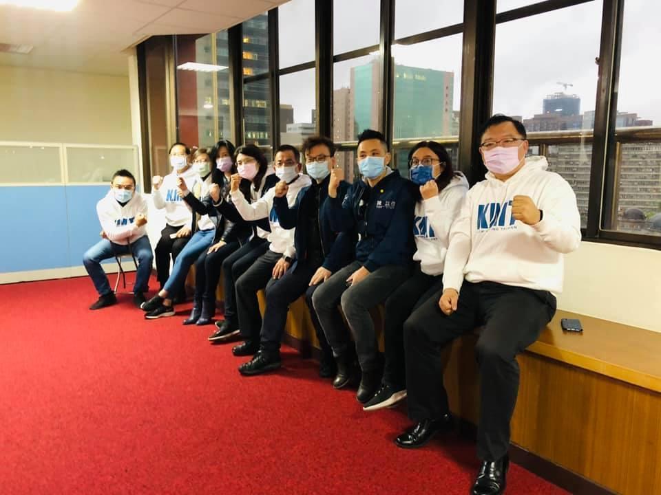 陳玉珍今早6點帶領多名立委到衛環委員會,準備霸佔主席台。(翻攝自陳玉珍臉書)