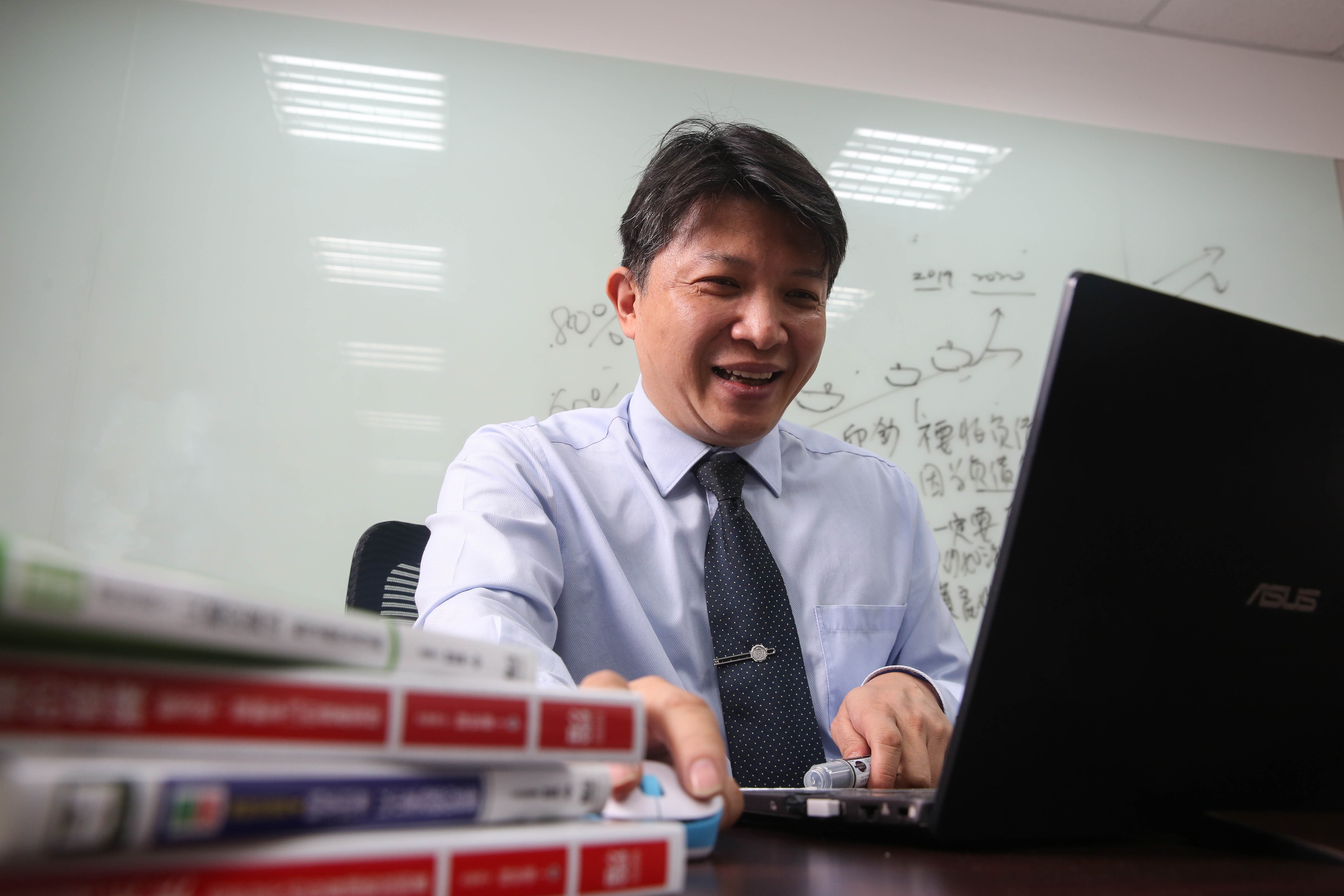 在大學教書的錢世傑，善於利用公開資訊找到穩健獲利的投資題材。