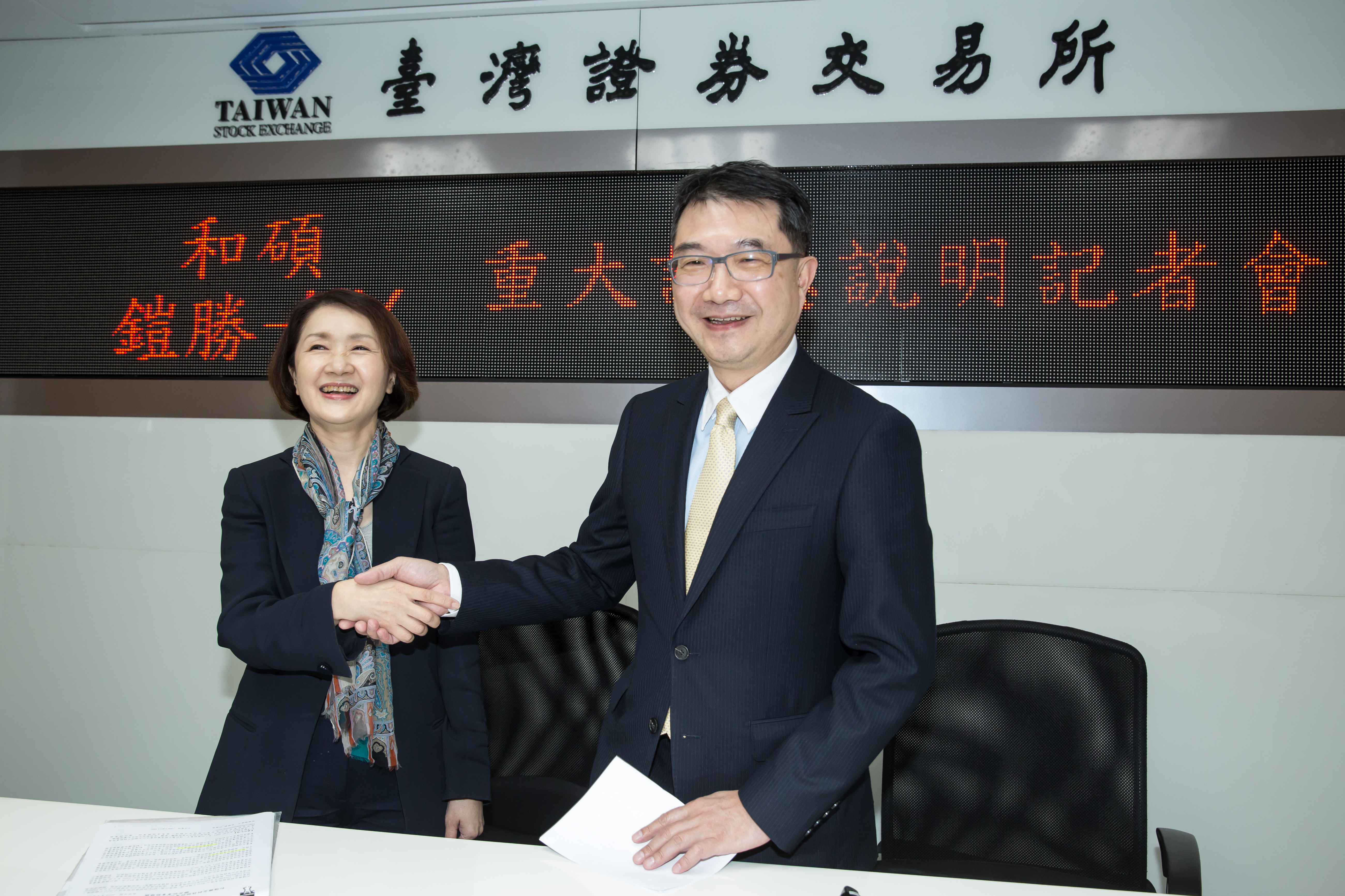 錢世傑關注公開收購題材，若公司是全部收購，他就會把握賺價差機會。圖為和碩鎧勝重訊說明會。