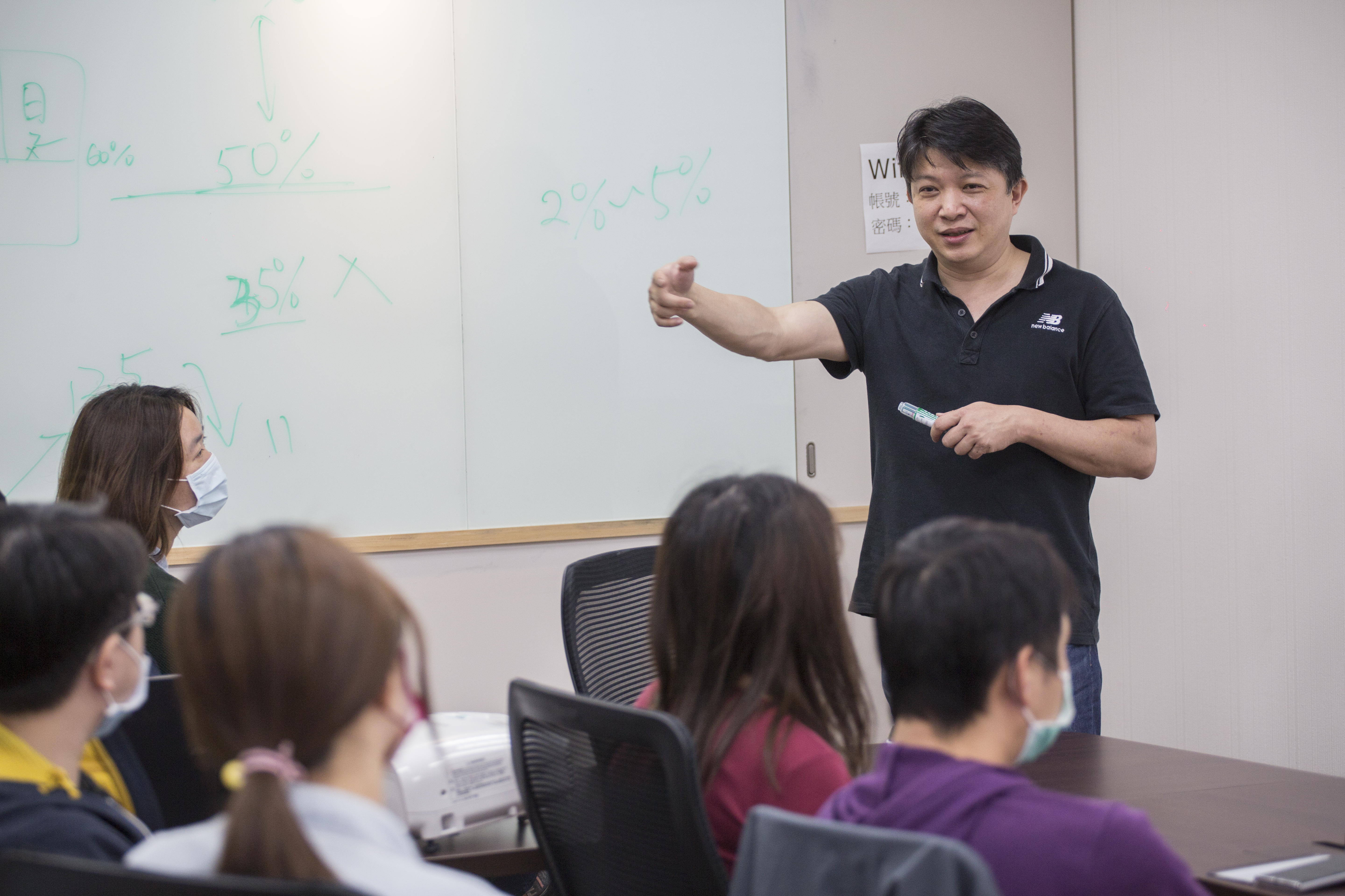 錢世傑相信知識流動能翻轉命運，只要有時間就會推動理財教育。