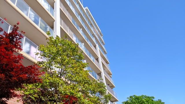 有網友想買房看中電梯大樓的頂樓，詢問其他人的意見。（示意圖，photoAC）