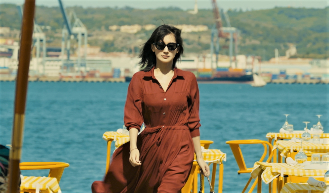 綾瀨遙在《嬌妻出沒注意》飾演專職主婦，但結婚前其實是一名特務。（龍祥電影提供）