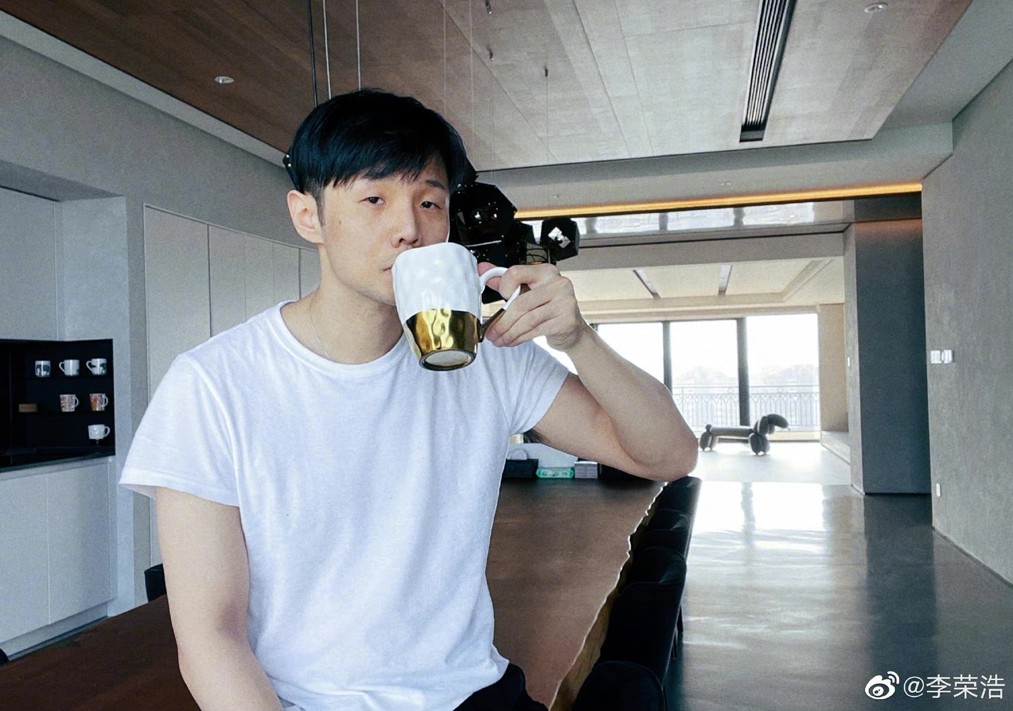 李榮浩的招牌小眼睛，常遭外界調侃，他也常自嘲。（翻攝自李榮浩微博）