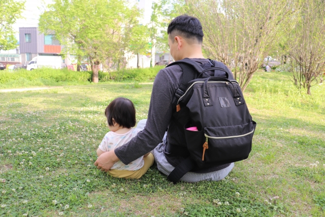 有網友表示有錢的堂哥想要收養自己的兒子，讓他相當動搖。（示意圖，Photo-AC）