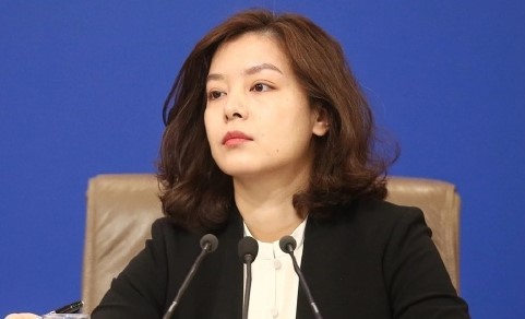 張京在美中會談表現亮眼,有「小趙薇」「最美翻譯官」之稱。(翻攝自微博)