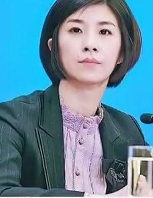 張璐是重要場合的首席翻譯之一,擔任總理的御用翻譯因此擁有「總理御用」的封號。(翻攝自微博)