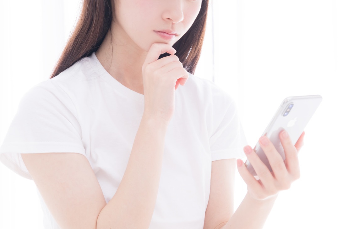 人妻看到陌生emoji，質問老公「傳給誰的」？（示意圖，PAKUTASO）