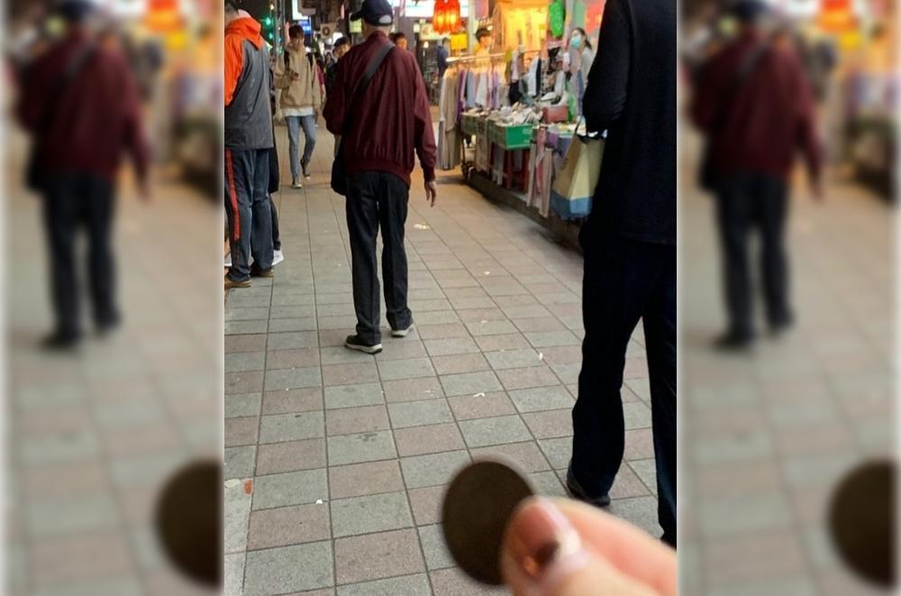 原PO在Dcard發文，前幾日遇到自稱聾啞人士的老伯伯在路上討錢。（翻攝自Dcard）