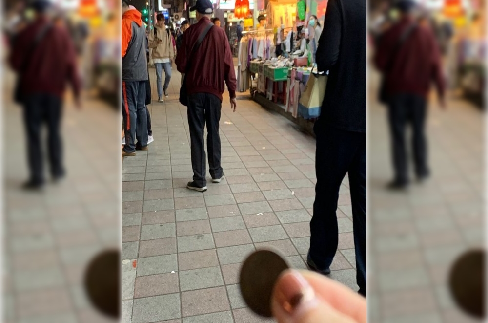 原PO在Dcard發文，前幾日遇到自稱聾啞人士的老伯伯在路上討錢。（翻攝自Dcard）