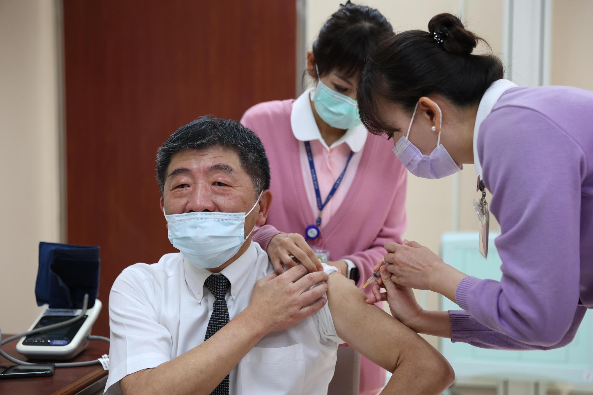 陳時中表示，他在打完疫苗後有低燒狀況，現在已恢復正常。（衛福部提供）