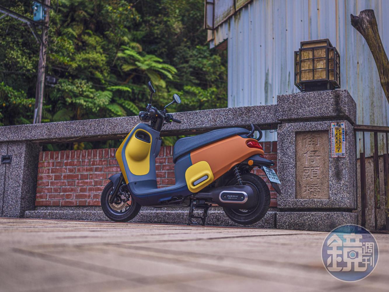 Gogoro VIVA MIX共有Basic(5.998萬元)、Keyless(6.398萬元)、Belt(6.998萬元)三種級距,而我們此次試騎的則是擁有FLO DRIVE™ 皮帶傳動系統、置杯架與USB充電孔的Belt版,也是目前訂單最多的版本。