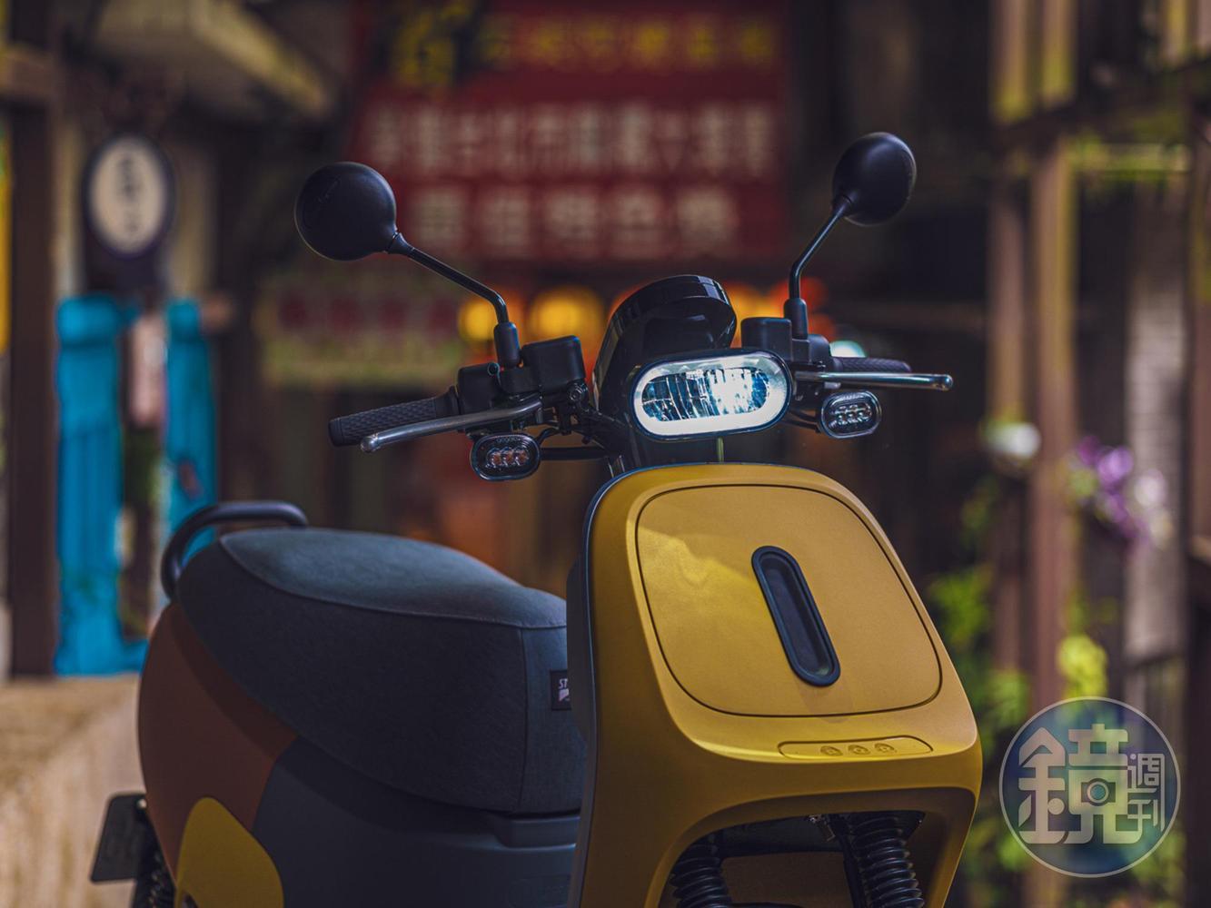 車頭改成較傳統的可動式斜版設計,但卻有個一片好像少了某些配件的平面空間,讓人很想加碼選配把它給填起來…