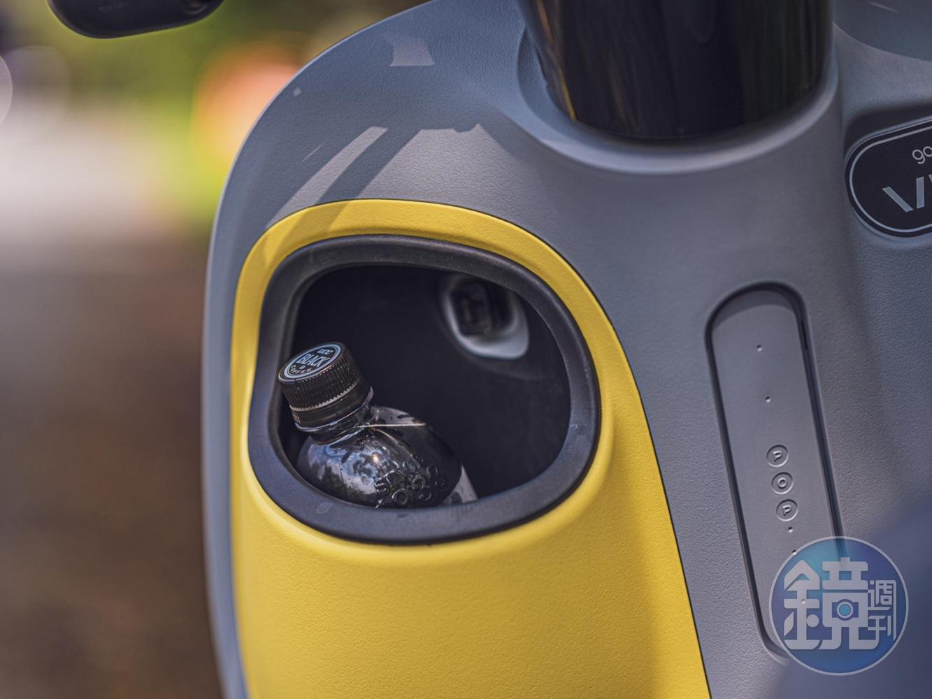 Gogoro VIVA MIX Belt 車款配有置杯架,並且內有防滑橡膠提供穩定的置杯空間,同時內附 USB 充電插孔,騎乘中也能充電。